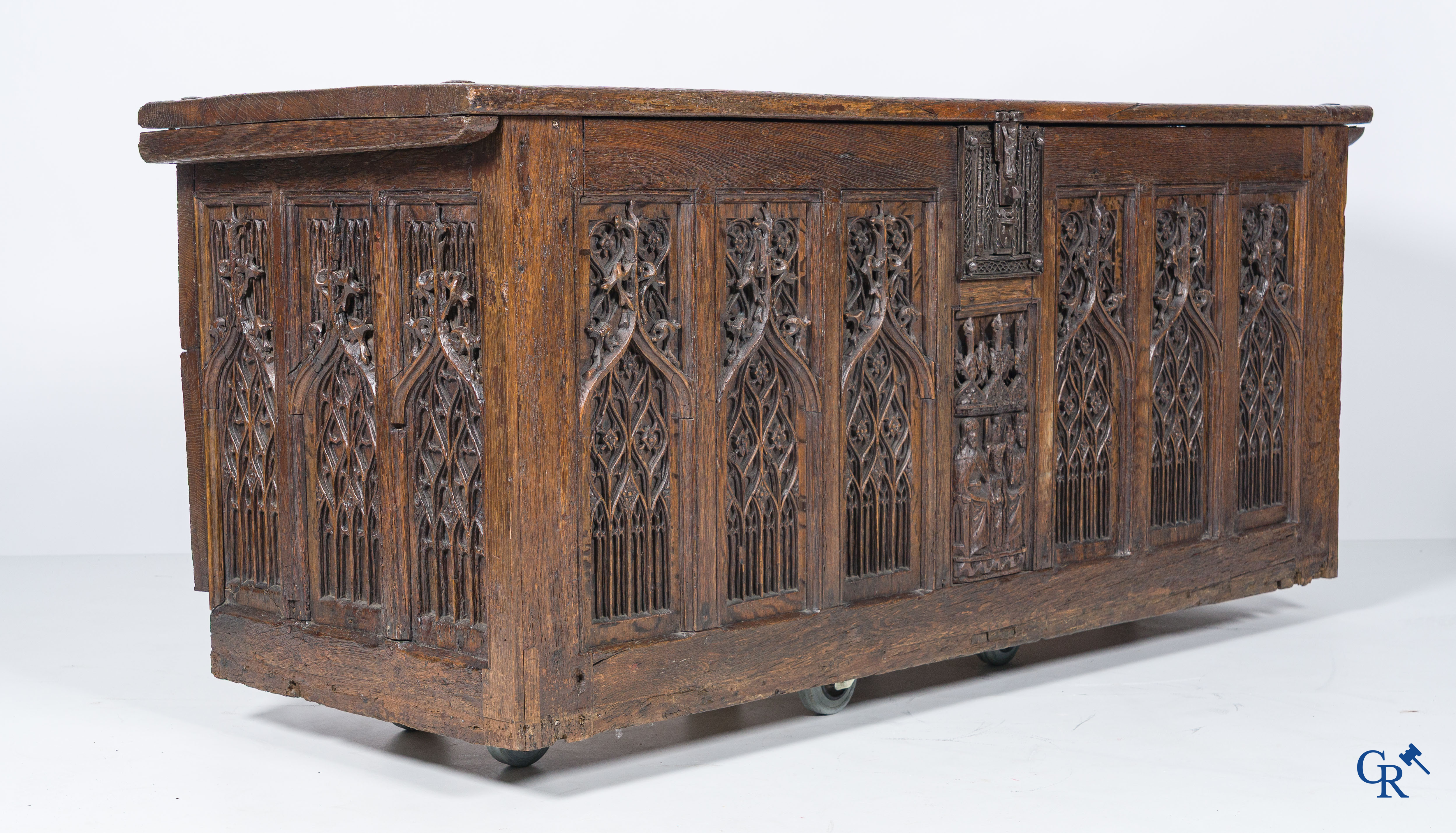 Gotiek. Een Gotische eikenhouten gesculpteerde koffer met zijn slotwerk in smeedijzer. 2de helft 15e eeuw.