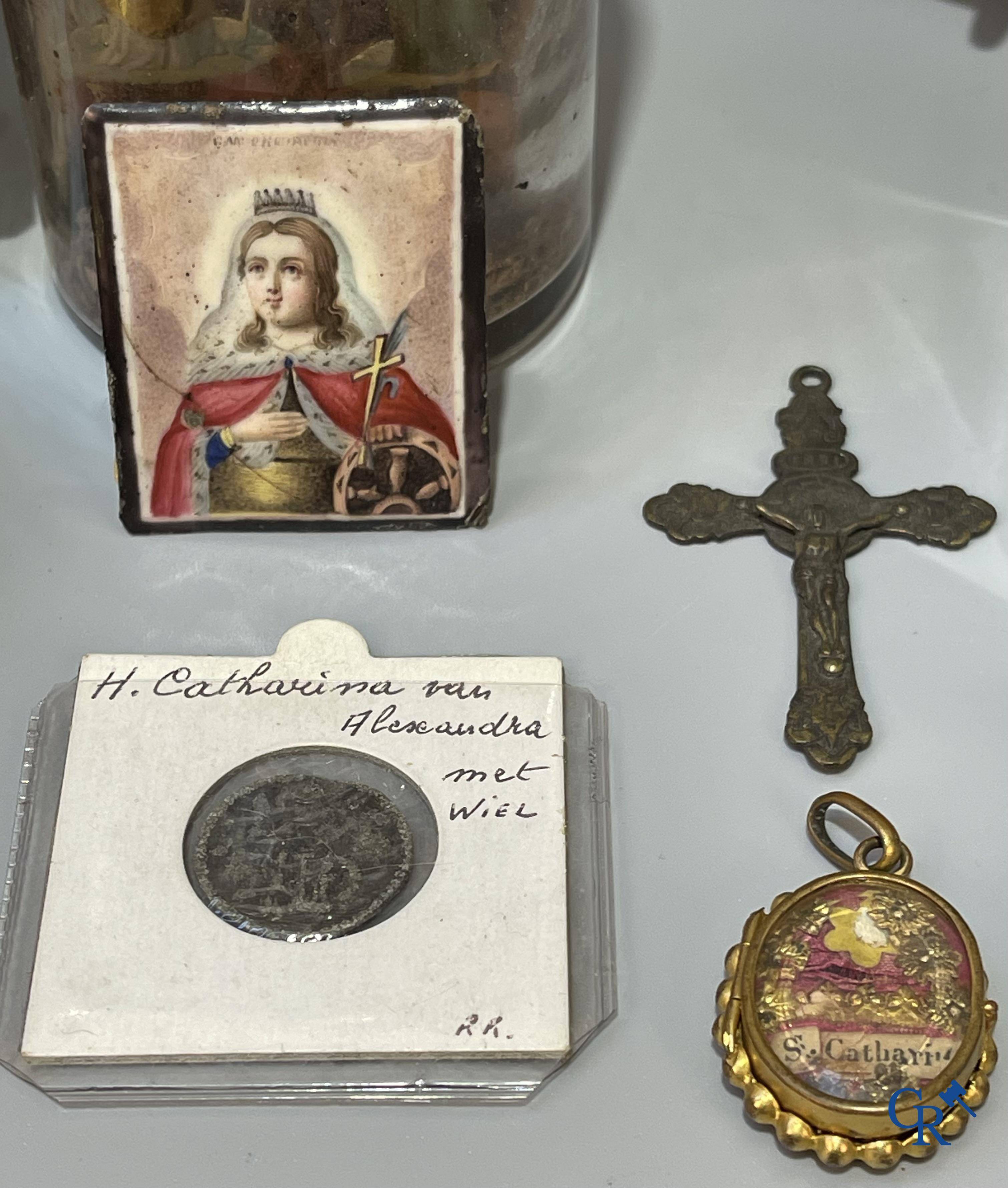 Een kavel met diverse religieuze objecten en brocante. Waaronder 2 kaders in meerschuim, ex voto harten, enz.