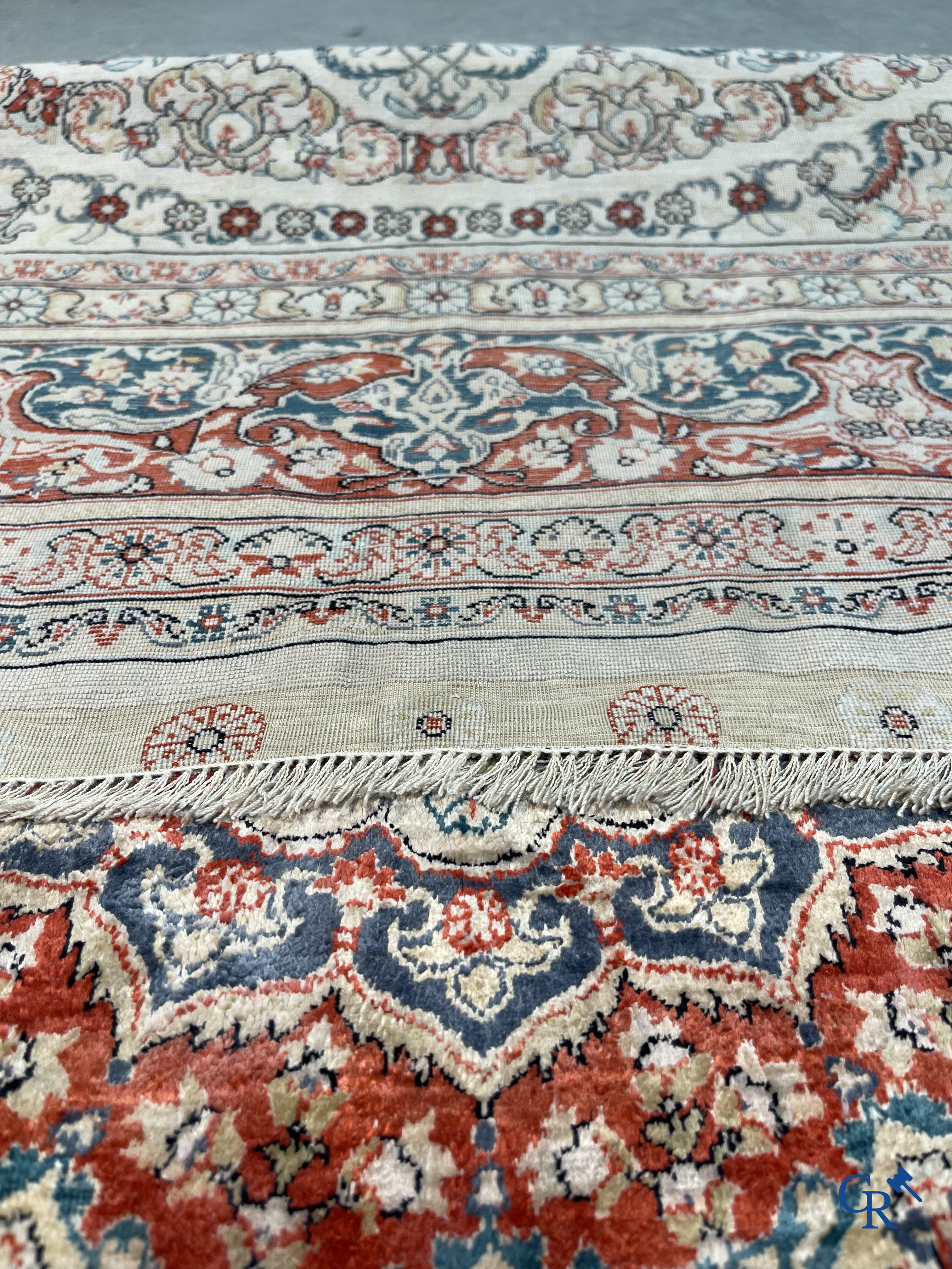 Tapis d'Orient: Hereke, un tapis d'orient en soie finement noué au décor floral.