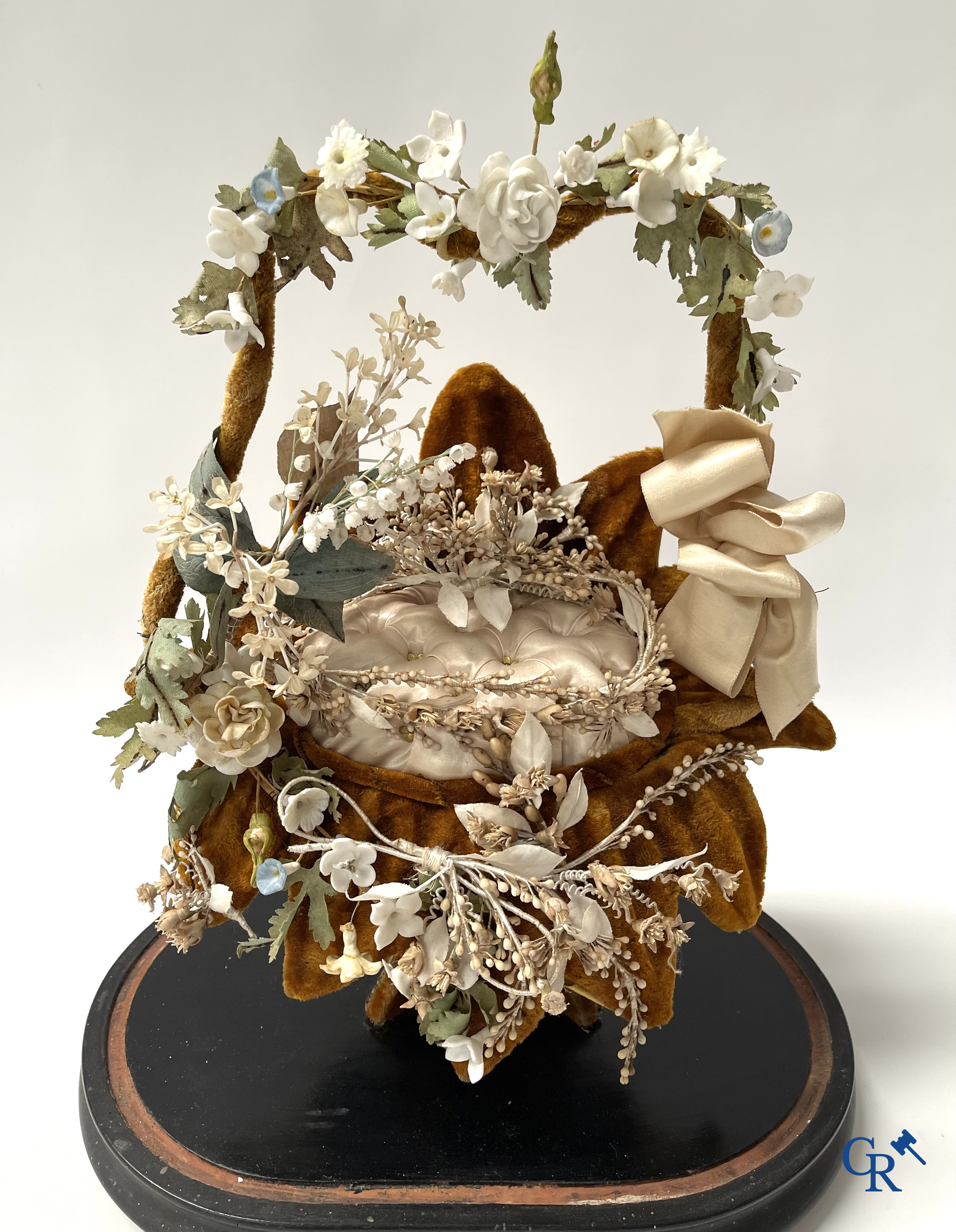 2 globes en verre avec un bouquet de mariage en forme de panier, décorés de fleurs en porcelaine fine. Vers 1900.