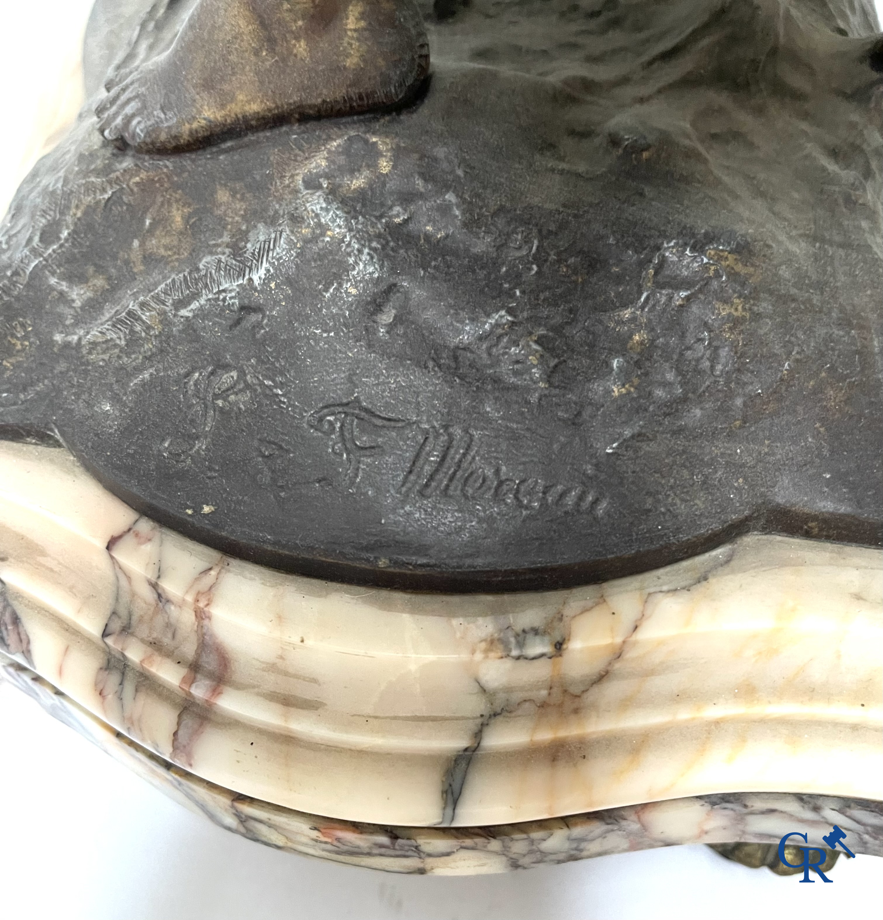 Louis & François Moreau (d'àprès). Grande garniture de cheminée 3 pièces en régule et marbre. Vers 1910.