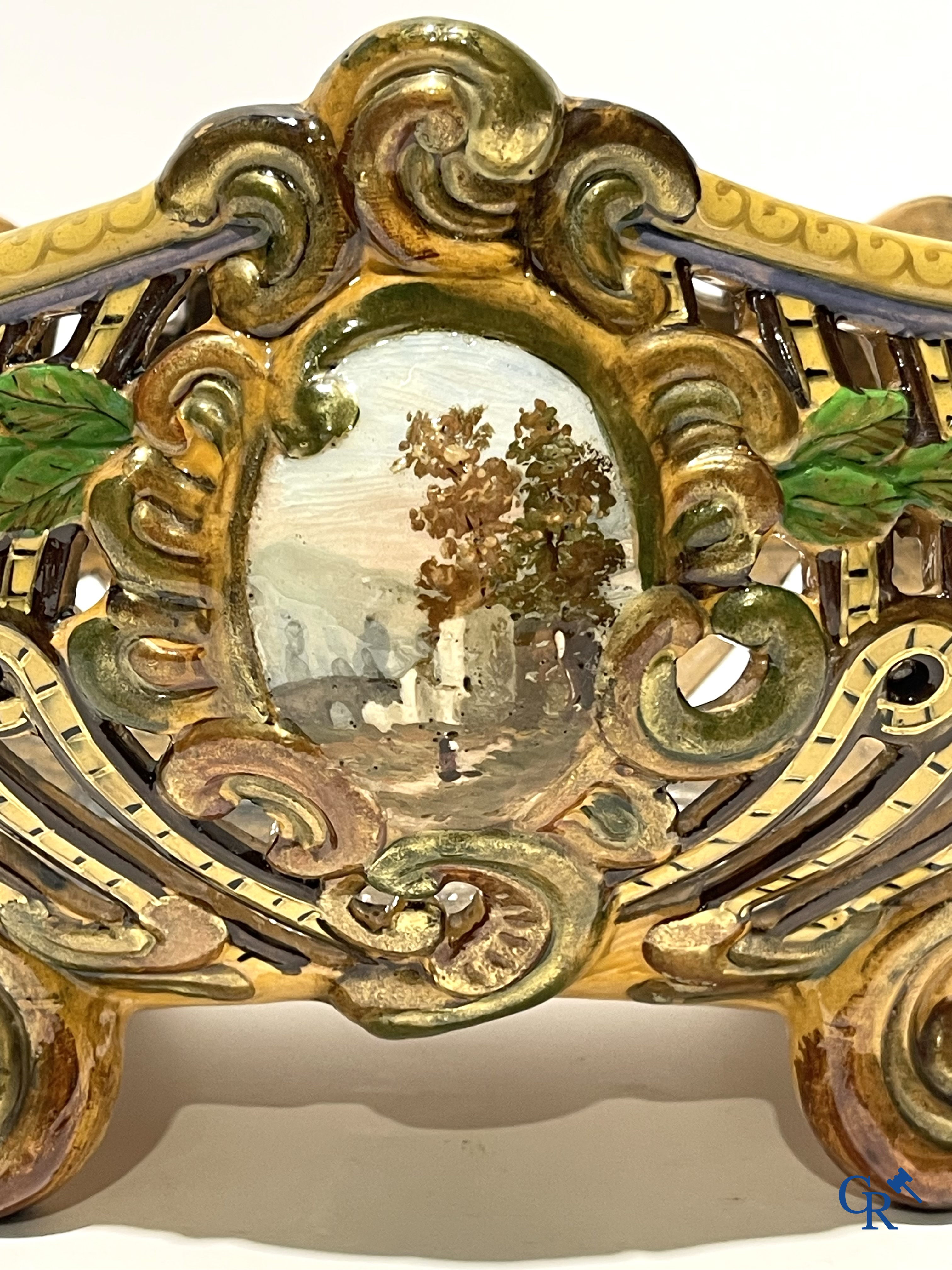 Emile Gallé Nancy, groot tafelmiddenstuk in geëmailleerde faience. Gesigneerd Gallé Nancy deposé.