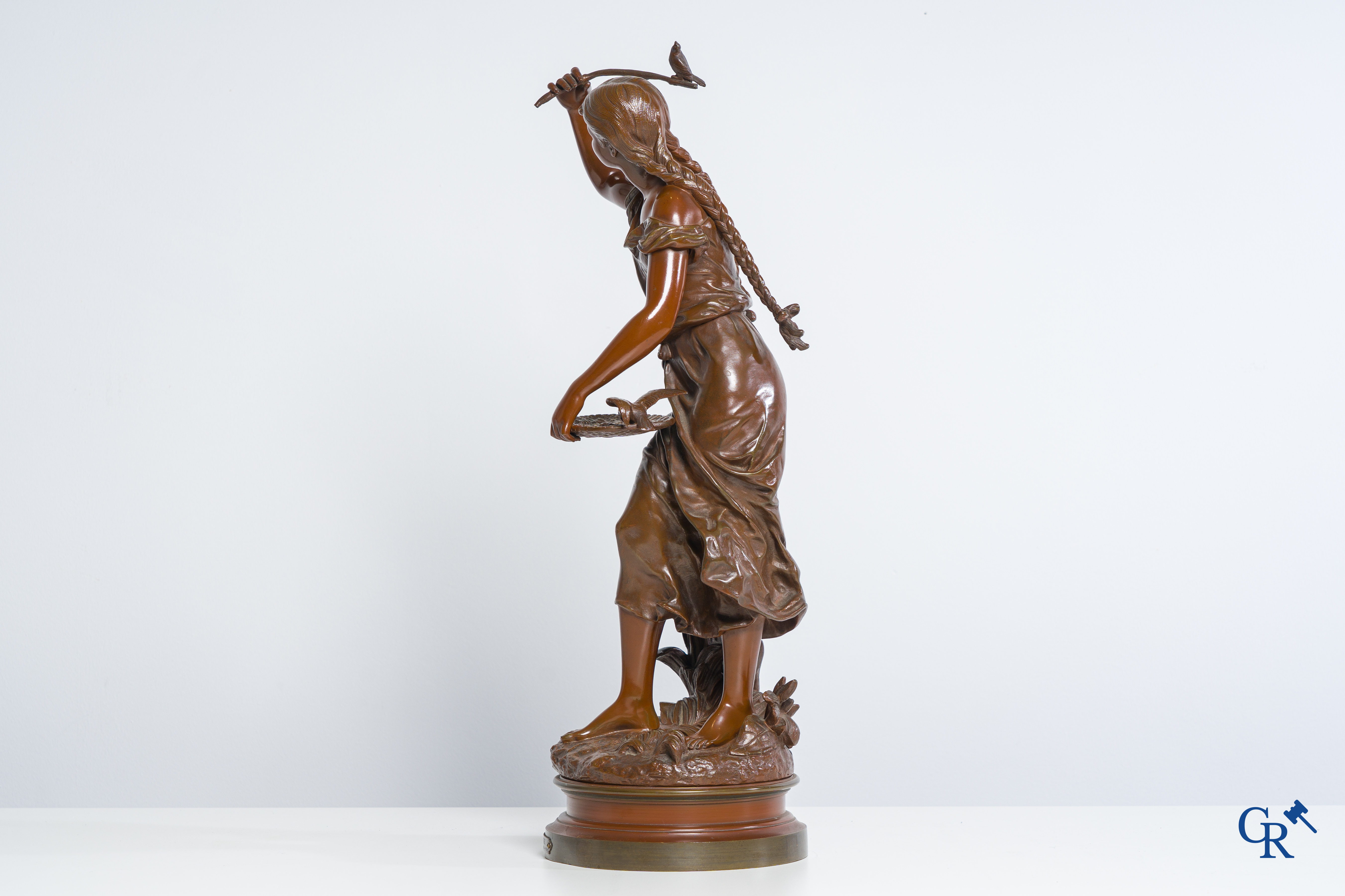 Hippolyte Moreau (1832-1927) "Charmeuse", Bronzen beeld met bruine patine op een draaisokkel.