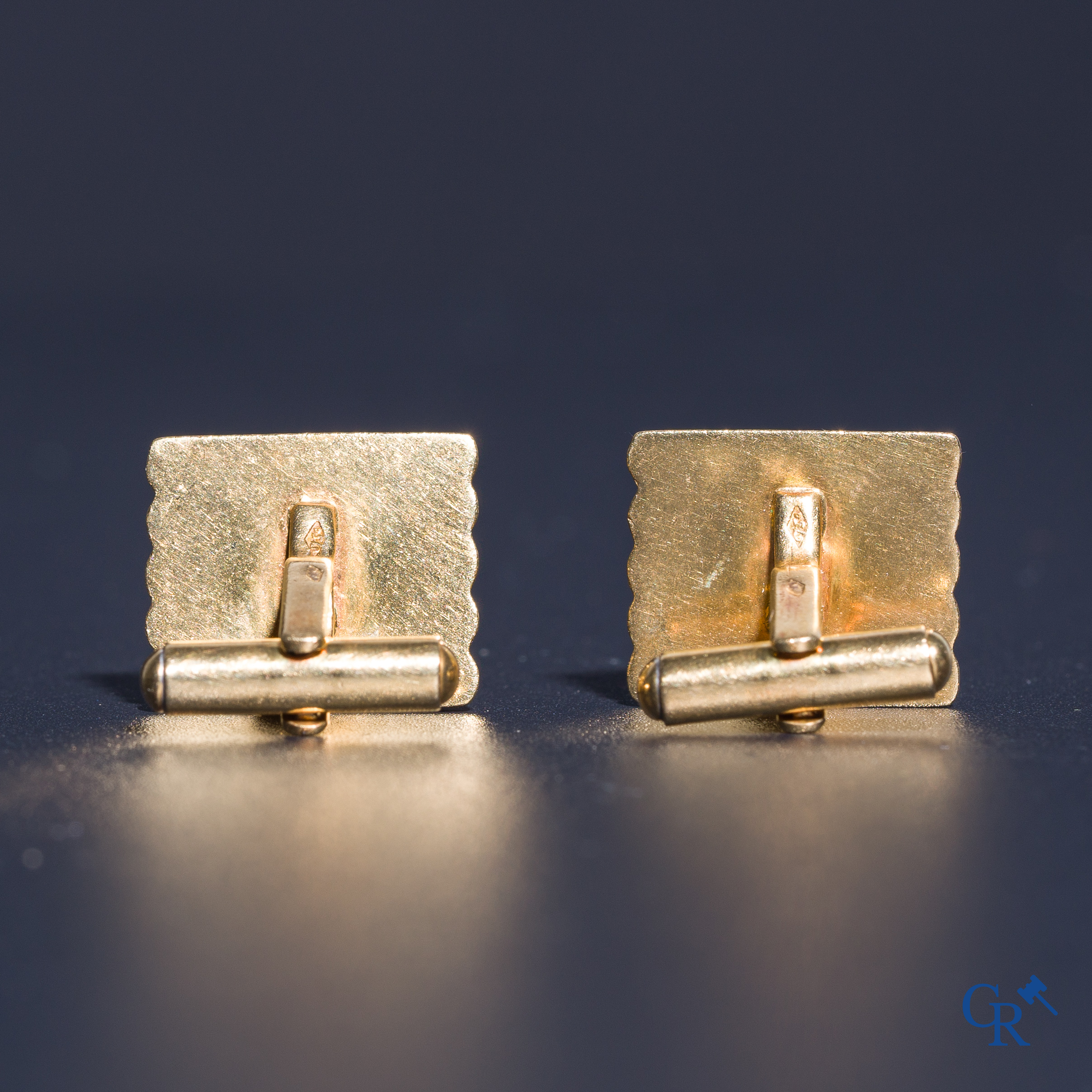 Juwelen: Een Chevalière en een paar manchetknopen in goud 18K (750°/00) en onyx.