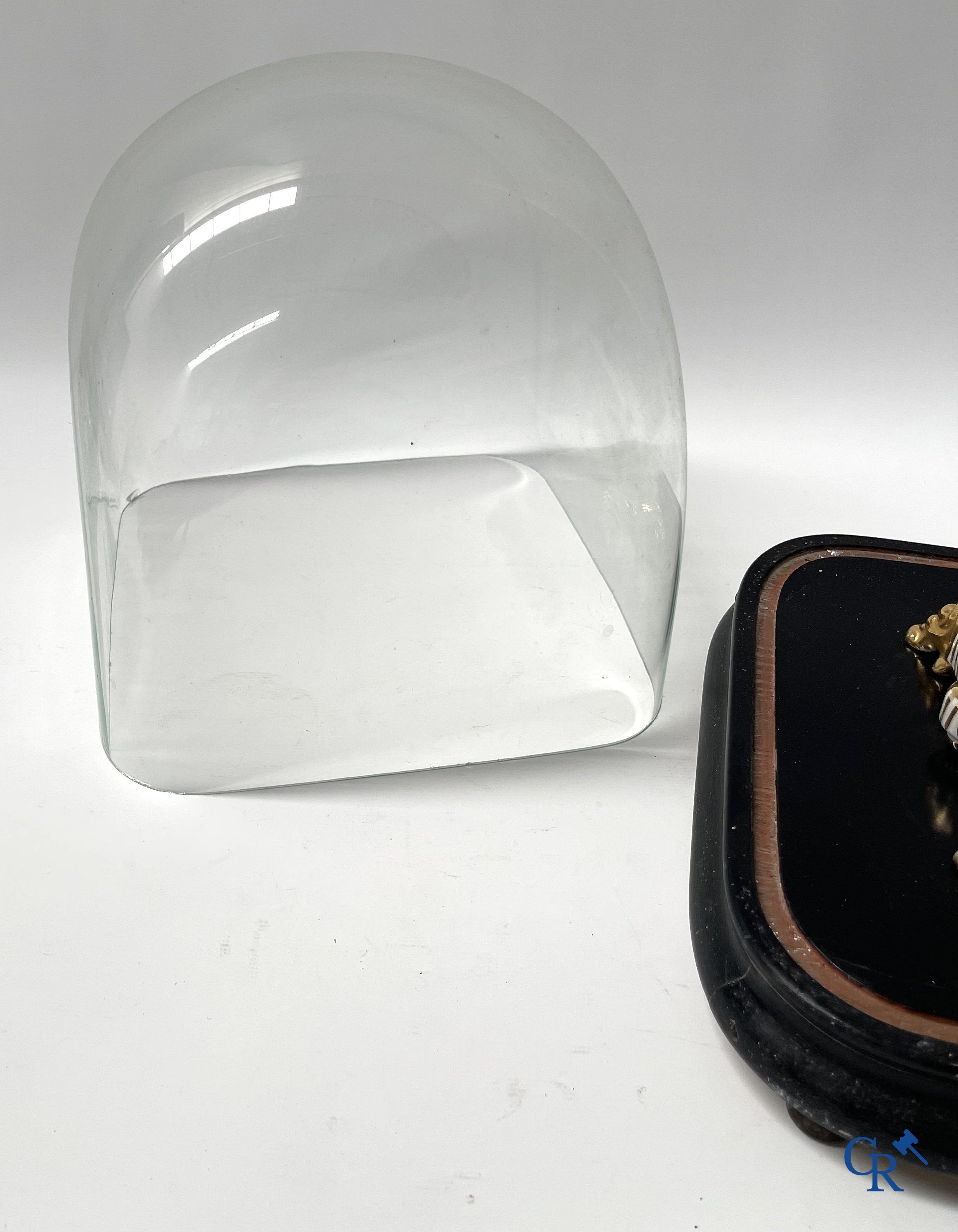 2 globes en verre avec un bouquet de mariée sur un coussin avec un pied en métal doré et un pied en porcelaine de Paris.