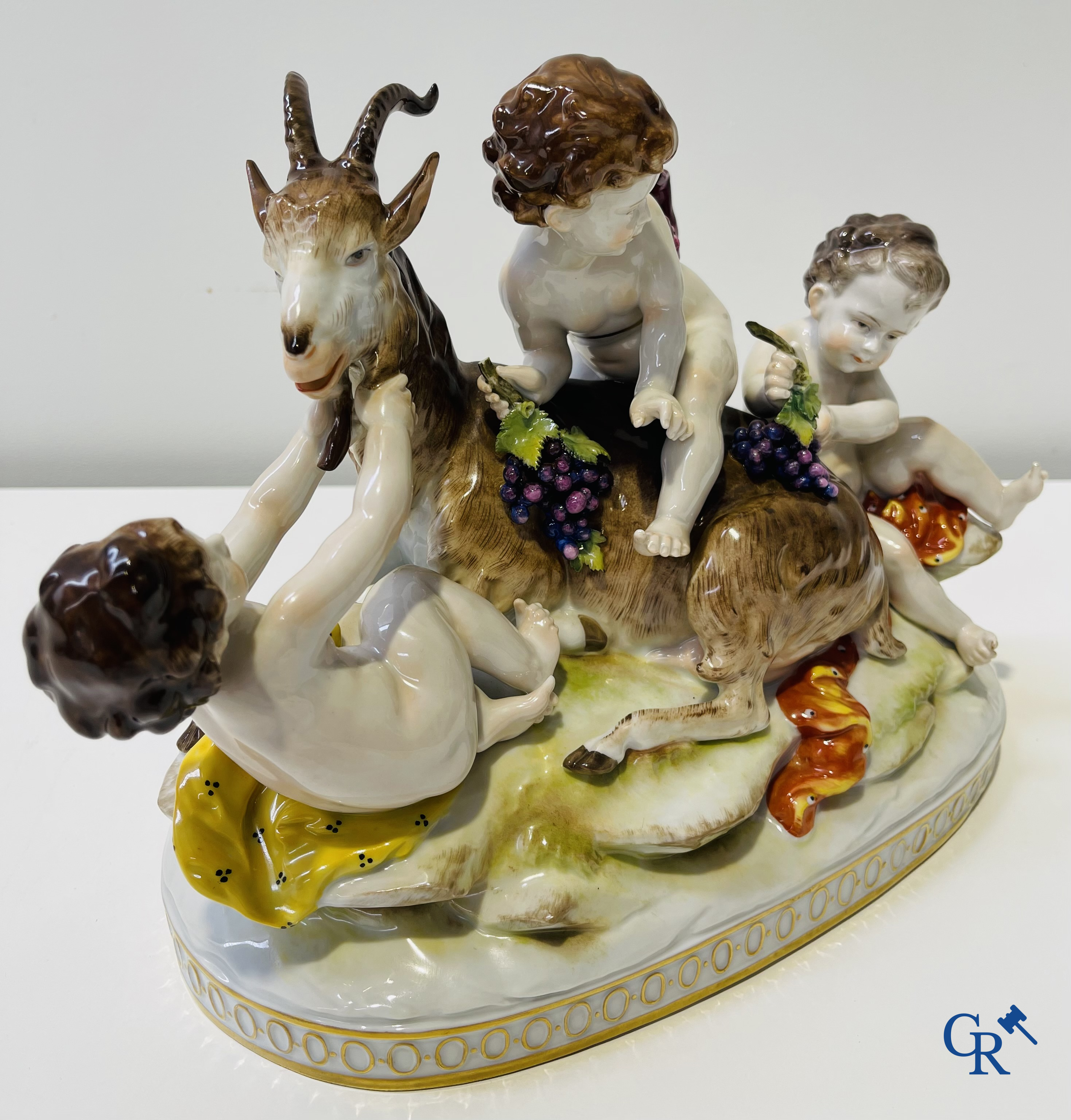 Volkstedt Rudolstadt. Grand groupe en porcelaine. Chèvre avec enfants. Marquée.