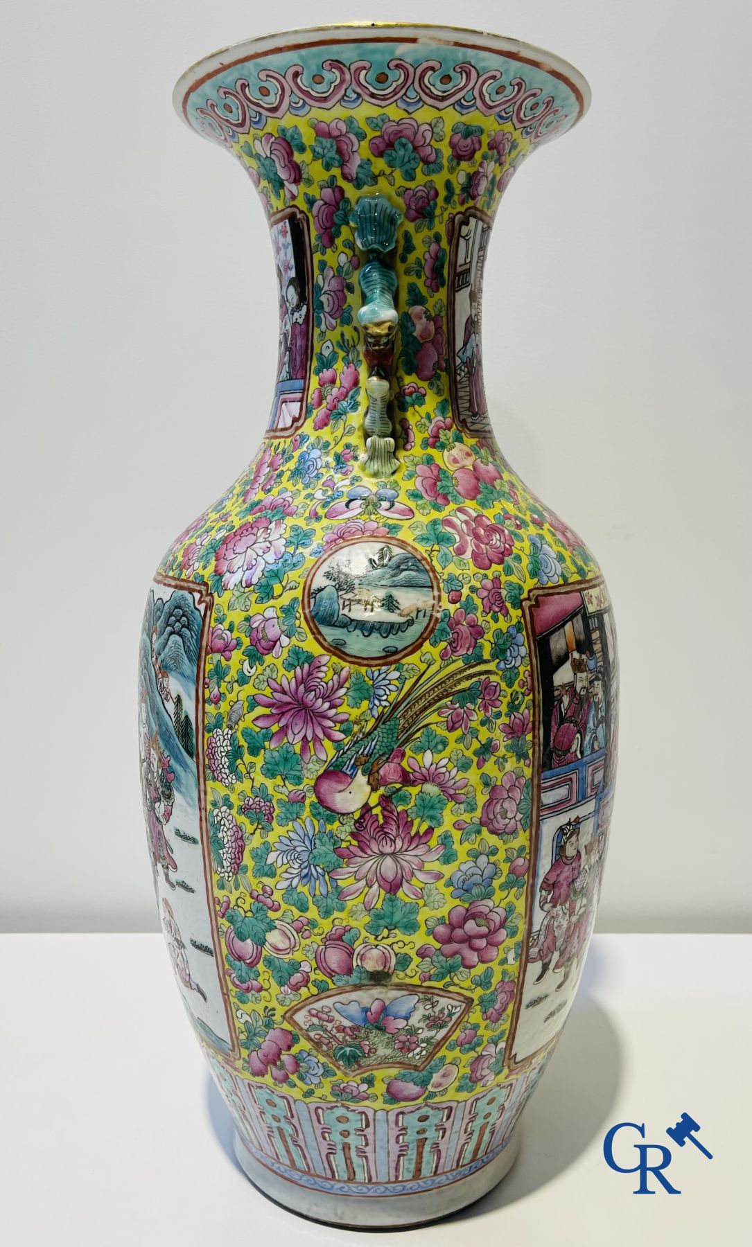 Art asiatique : Une paire de vases chinoise famille rose sur fond jaune avec des scènes de cour. XIXe siècle.