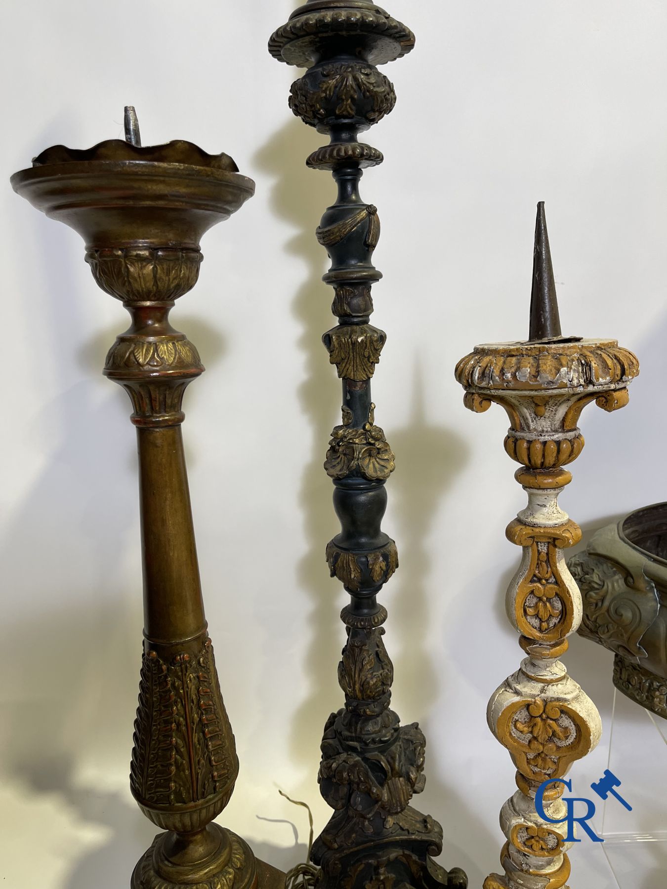 Lot d'objets religieux en bois et cuivre. XVIIIe - XIXe siècle. 4 chandeliers, une jardinière en cuivre, une cloche d'église et autres.