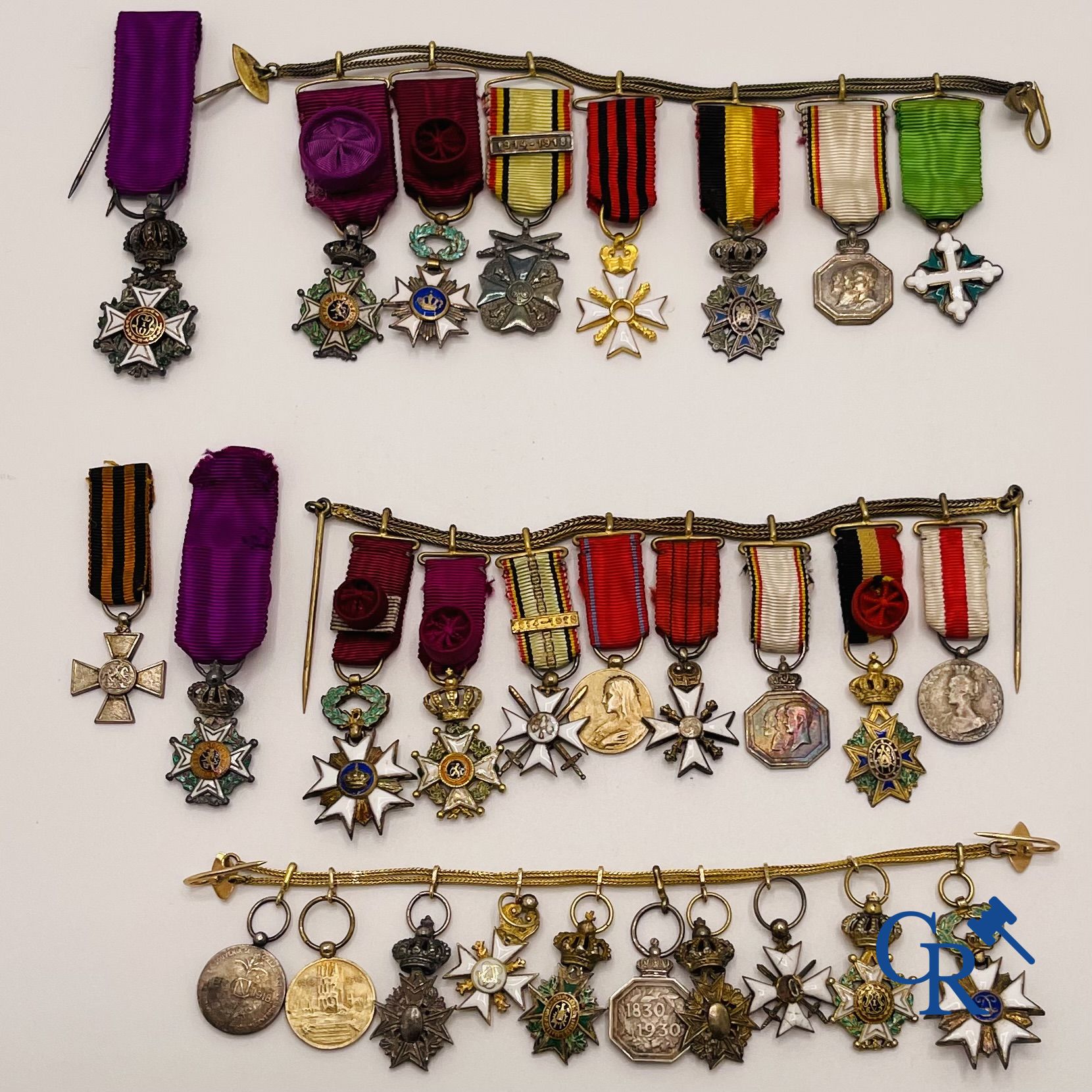 Medals / decorations: Lot of 3 miniature chaines of which 1 in gold 18K (750°/00) set with multiple decorations.