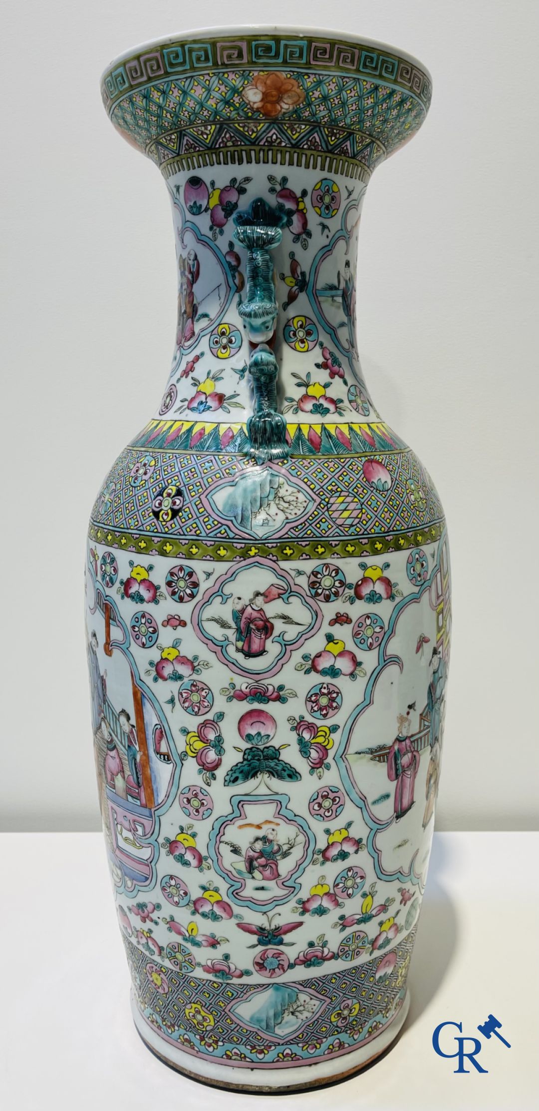 Art Asiatique: Porcelaine chinoise, une paire de vases  famille rose avec des scènes de cour. XIXe siècle.