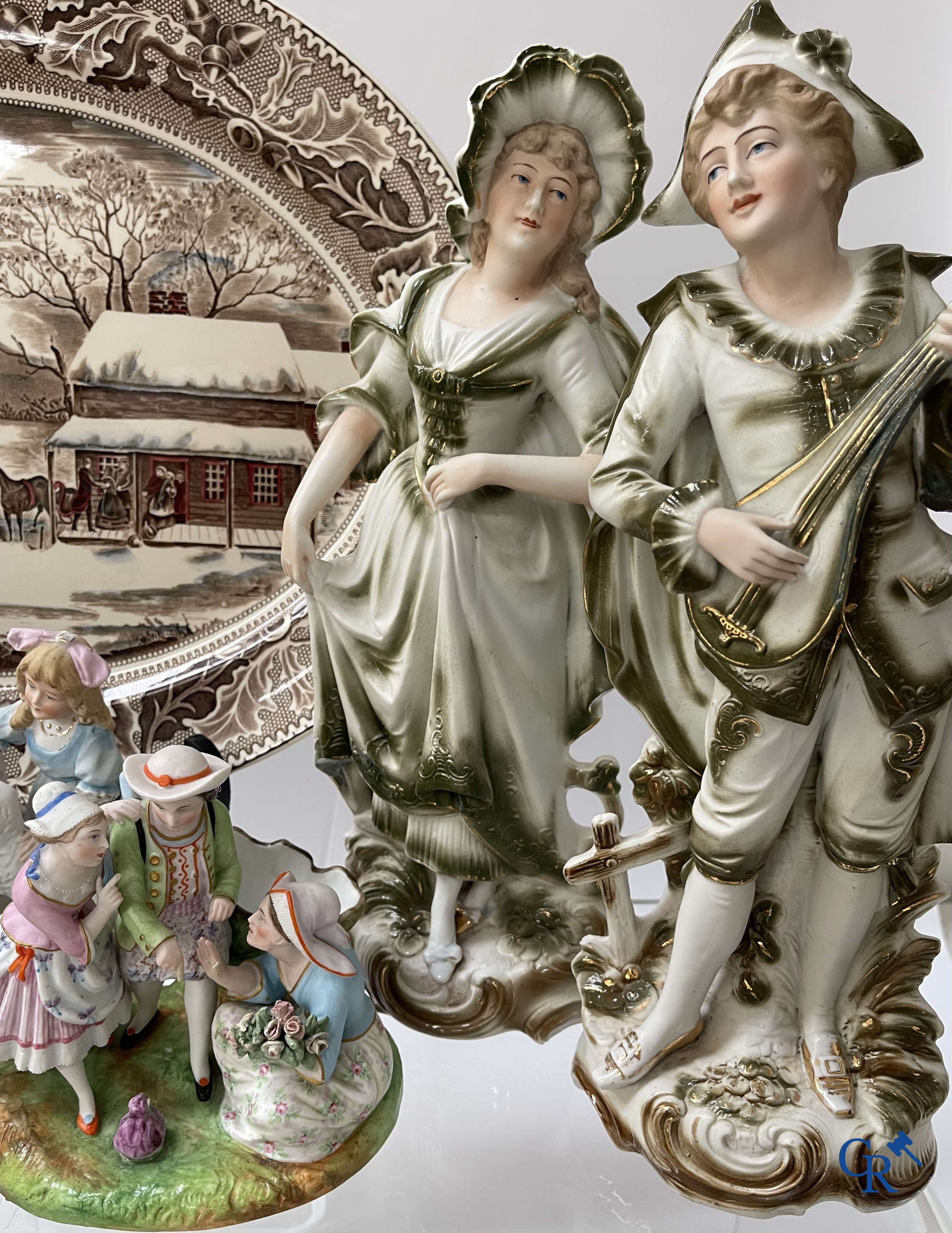 Un grand lot de brocante, y compris Royal Dux, statues en biscuit, porcelaine, globes, statues en régule, lampe de table, lustre, etc.