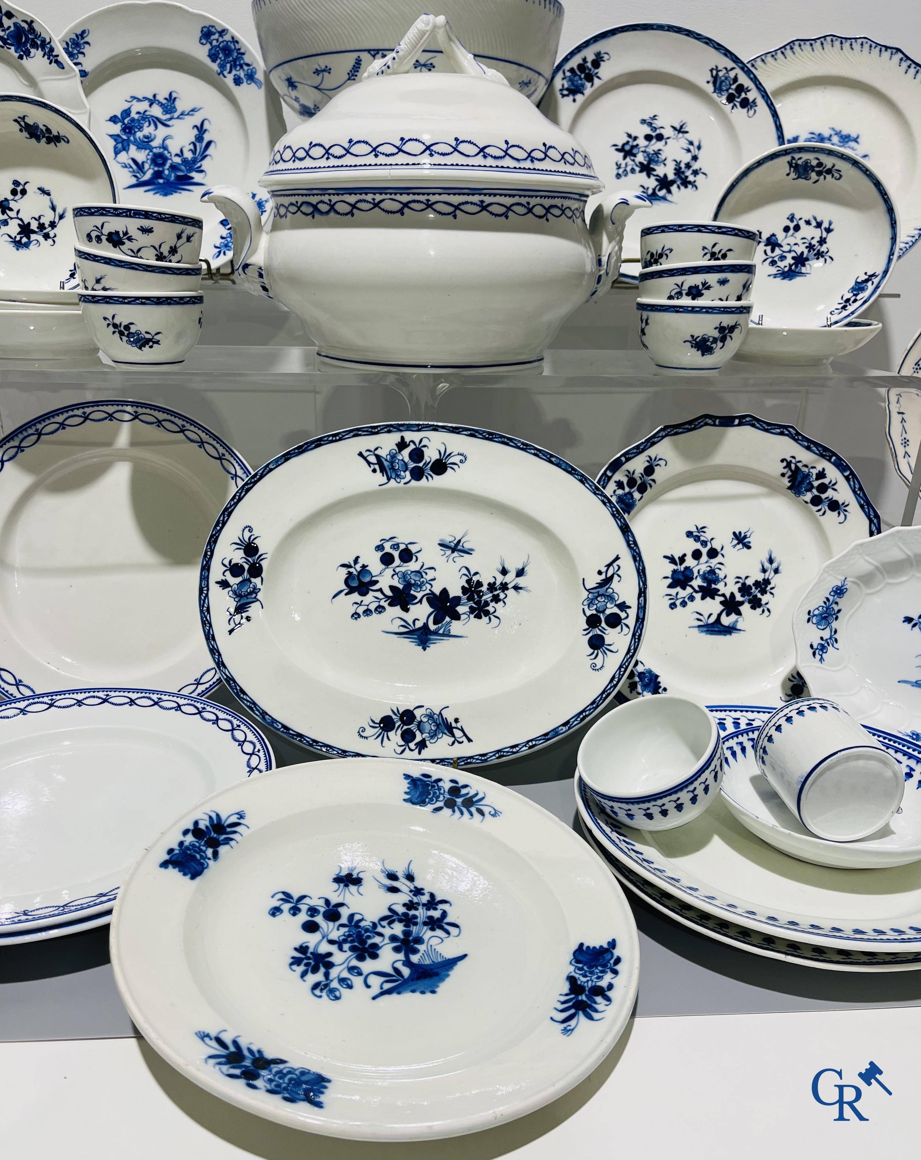 Europees porselein, Doornik. Een groot lot diverse stukken blauw wit porselein en faience. 18e - 19e eeuw.