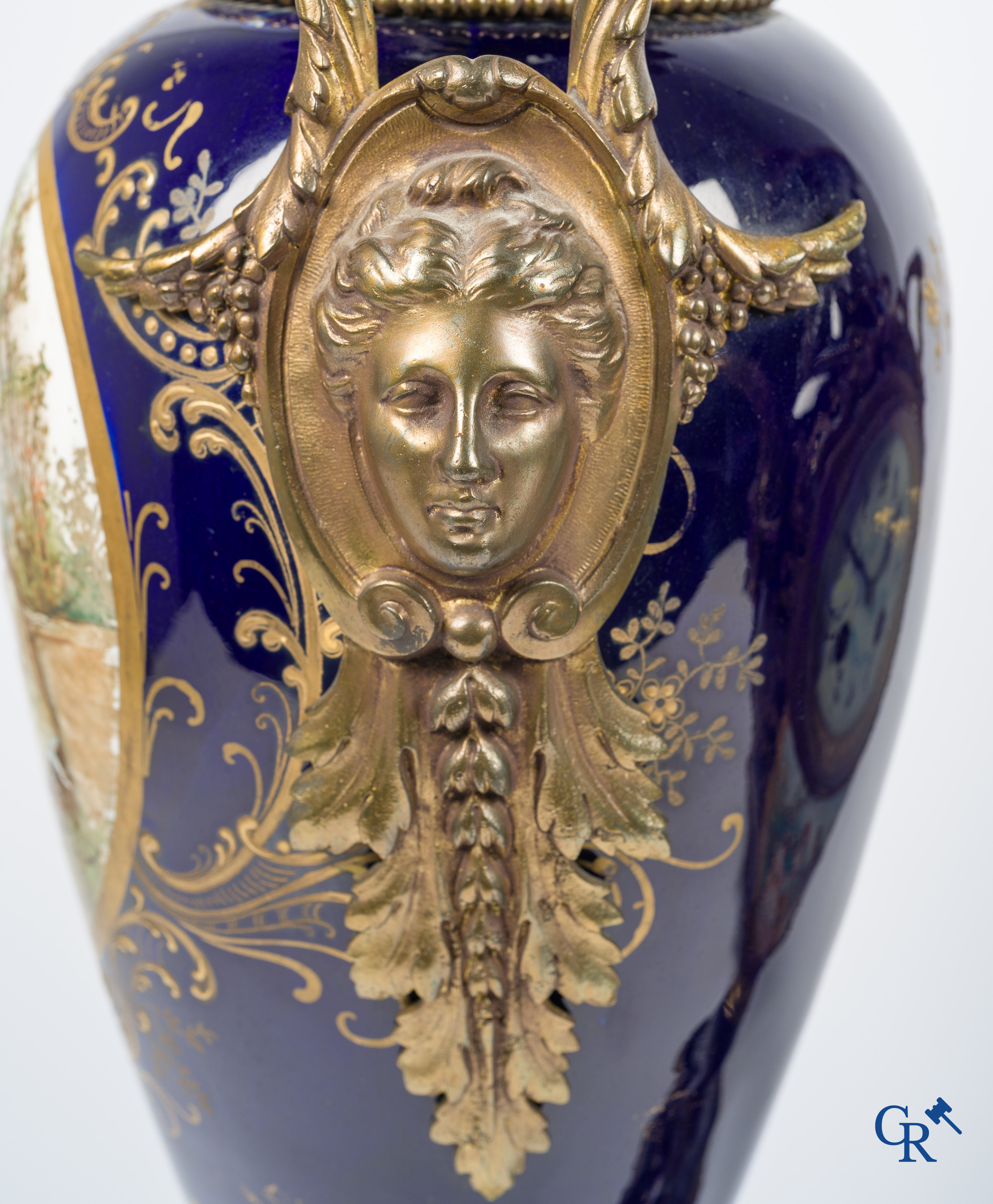 Sèvres, grande garniture de cheminée en porcelaine de Sèvres et montures en bronze. Travail français vers 1900.