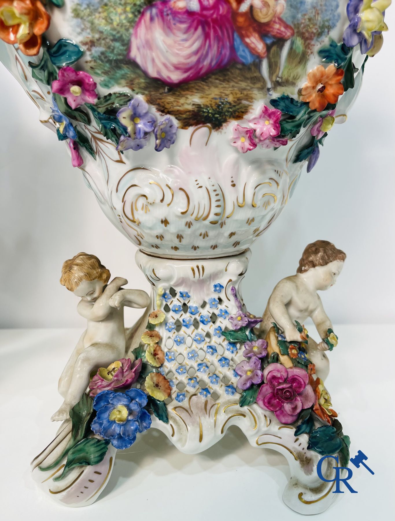 Dresde : Une paire de vases à couvercle en porcelaine ajourée.