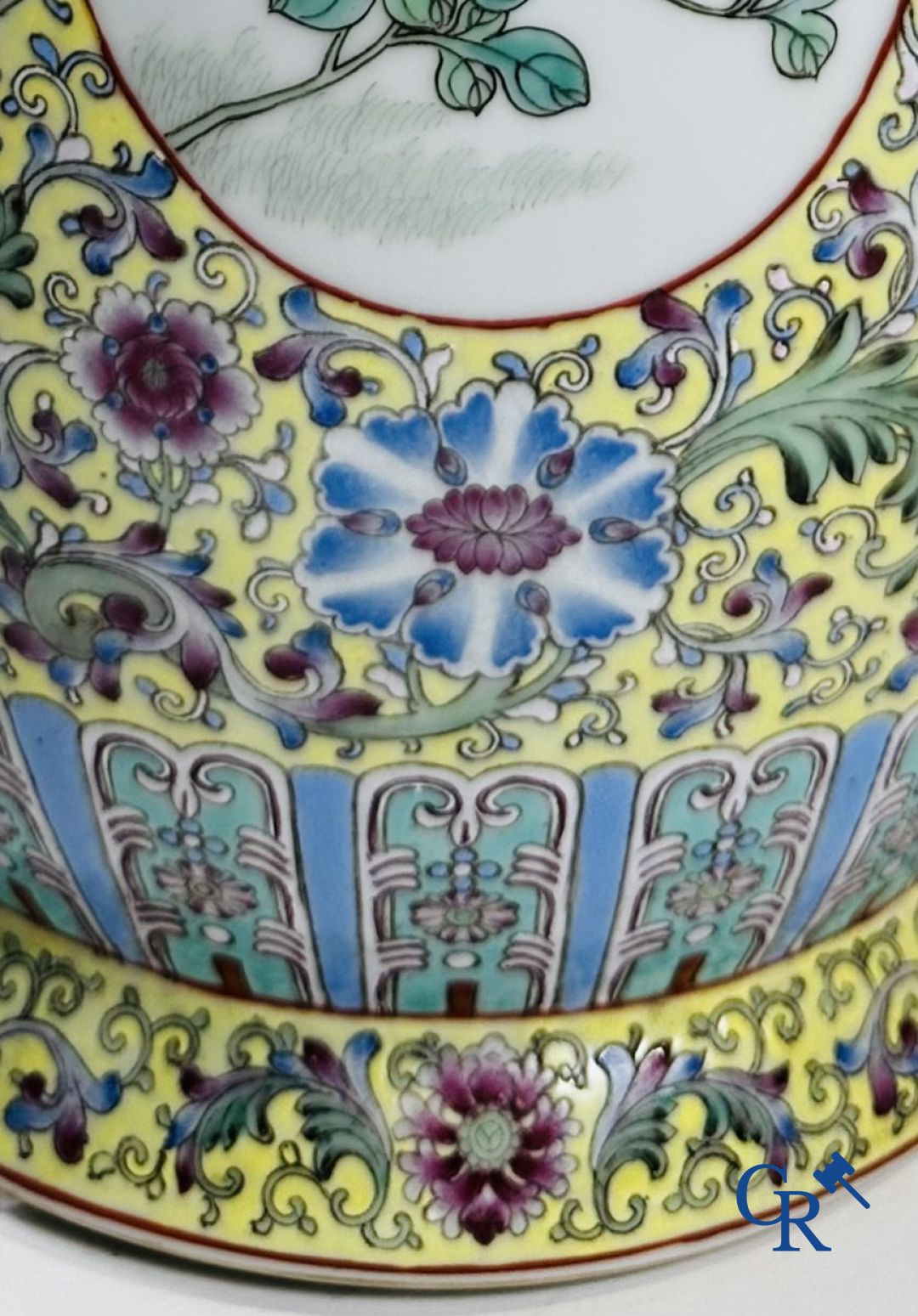 Porcelaine Chinoise: Grand vase Chinois à double décor. 20 ème.