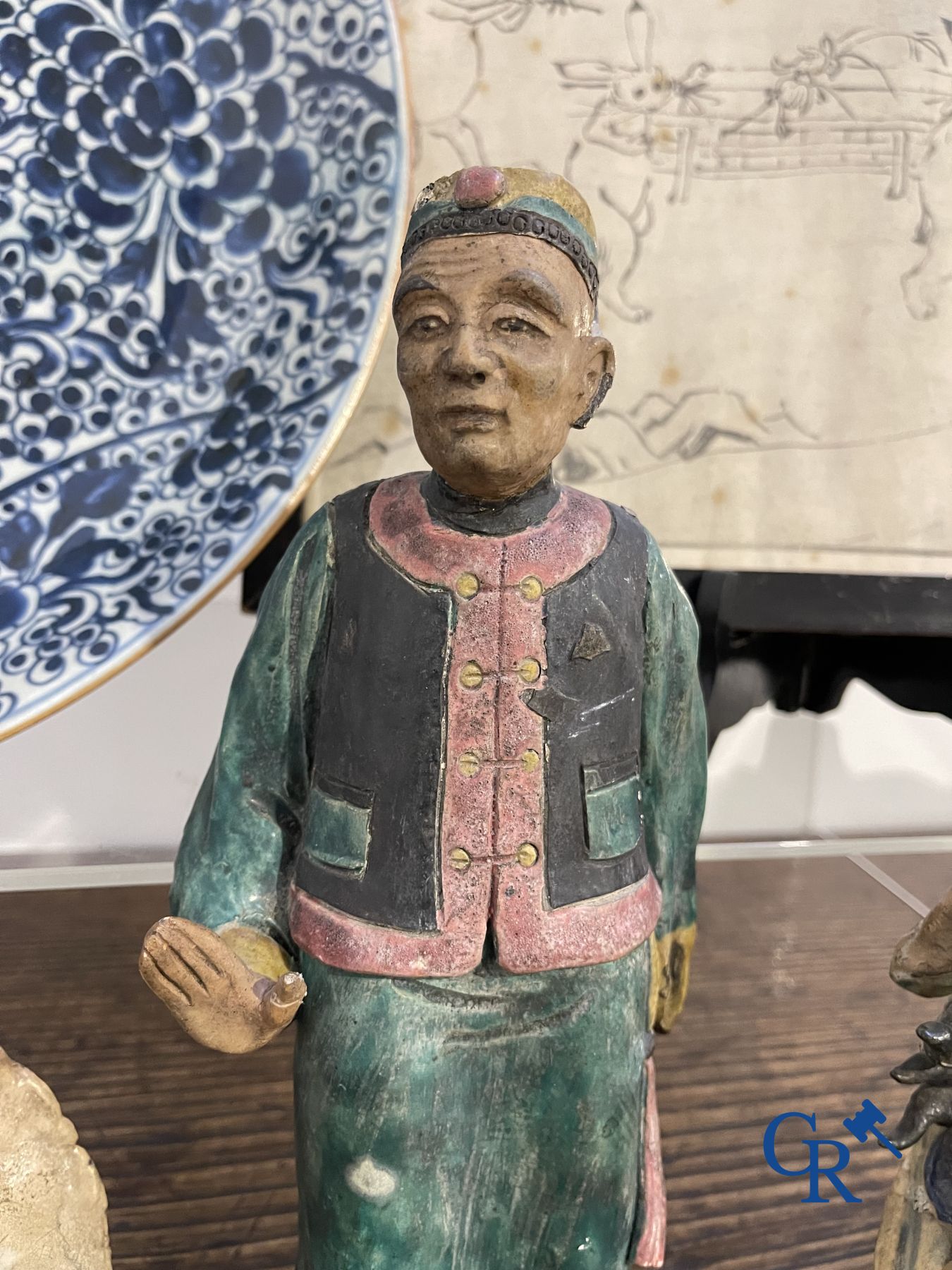 Art Asiatique: Lot avec divers objets en poterie et porcelaine et un dessin à l'encre.