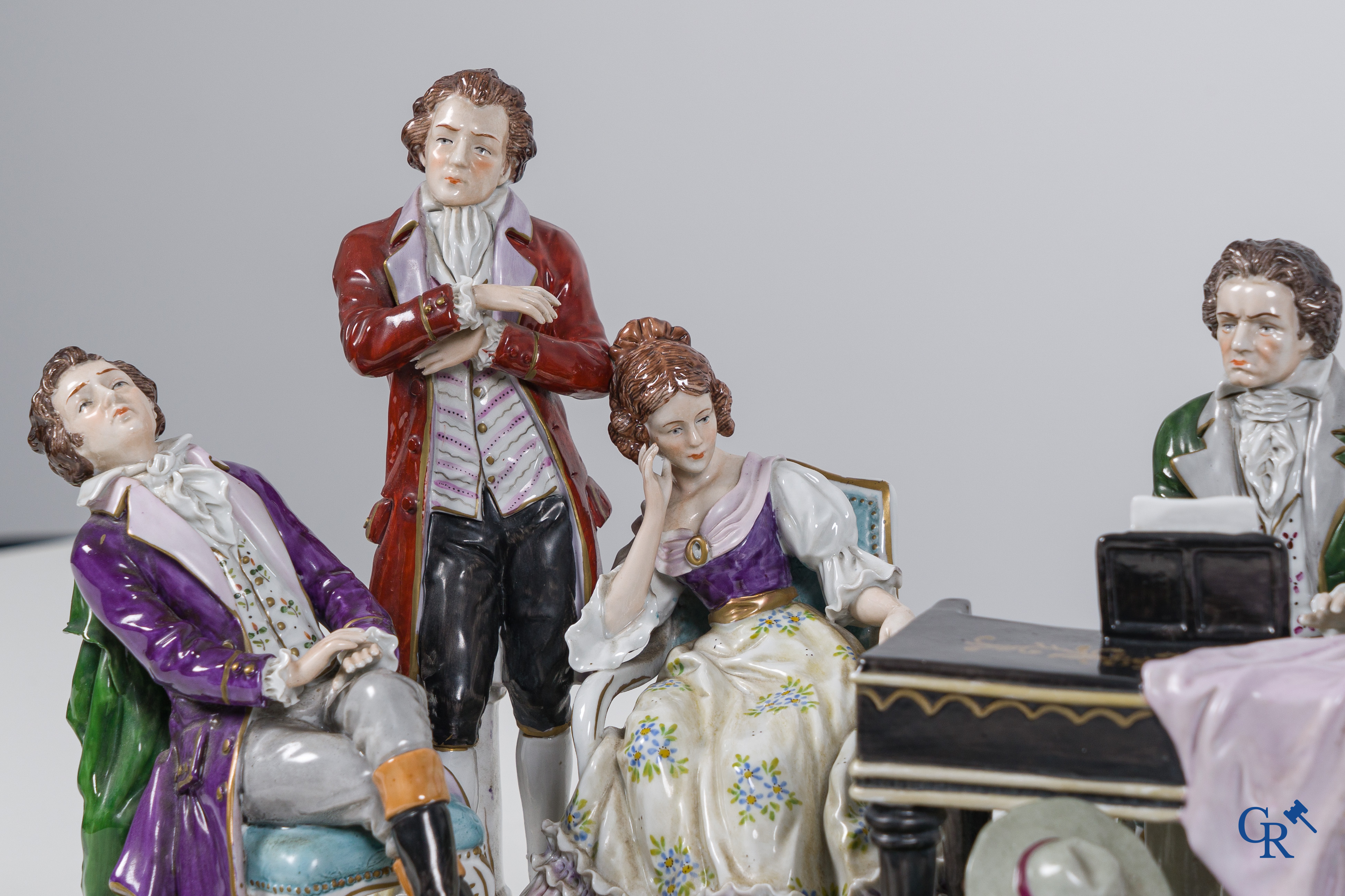 Porcelaine européenne, Sitzendorf, "Die Intimen bei Beethoven". Exceptionnel groupe en porcelaine de Saxe. Marqué.