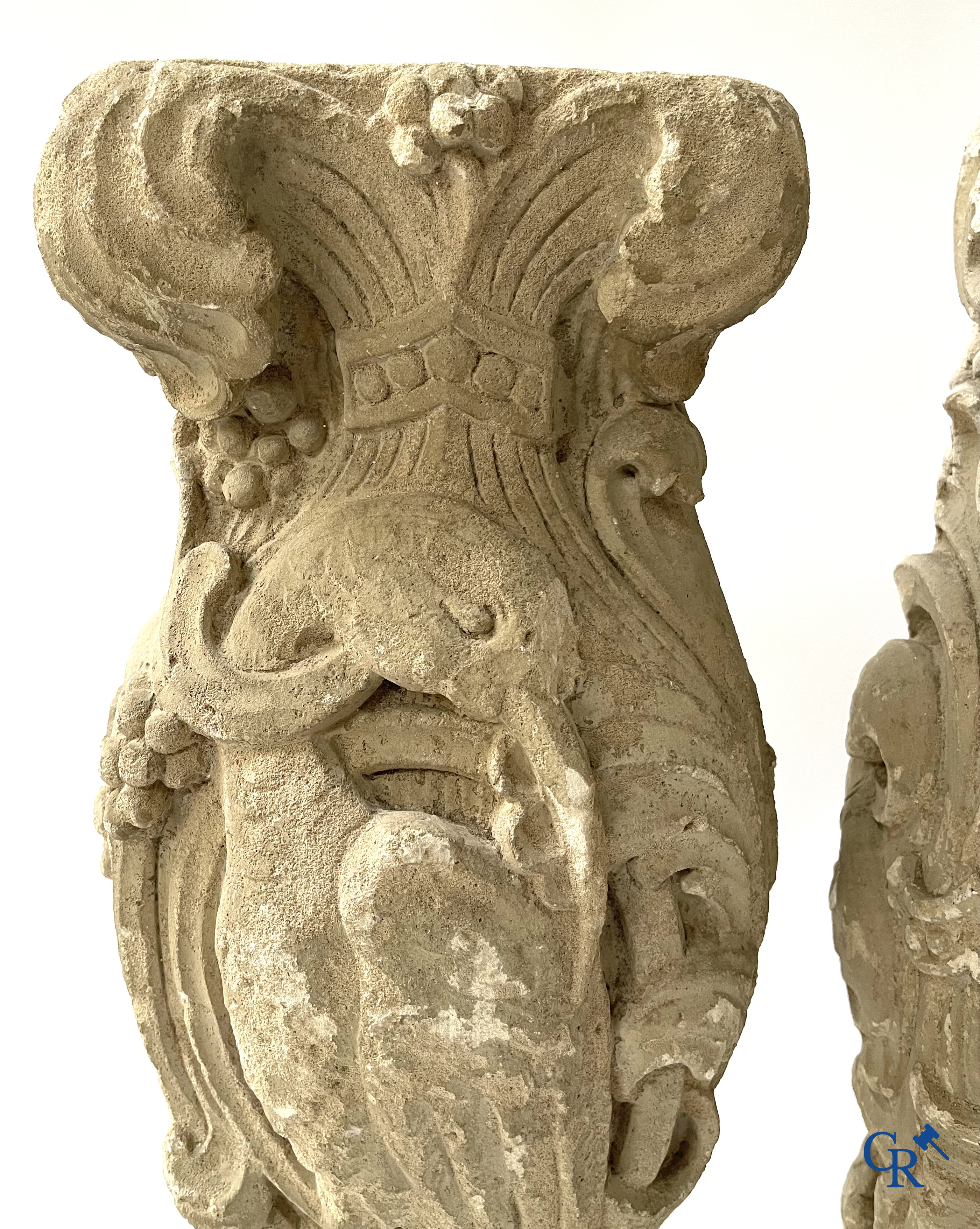 Paar gebeeldhouwde kalkstenen kapitelen. Frankrijk, hoogstwaarschijnlijk Champagnestreek, XIIe eeuw.