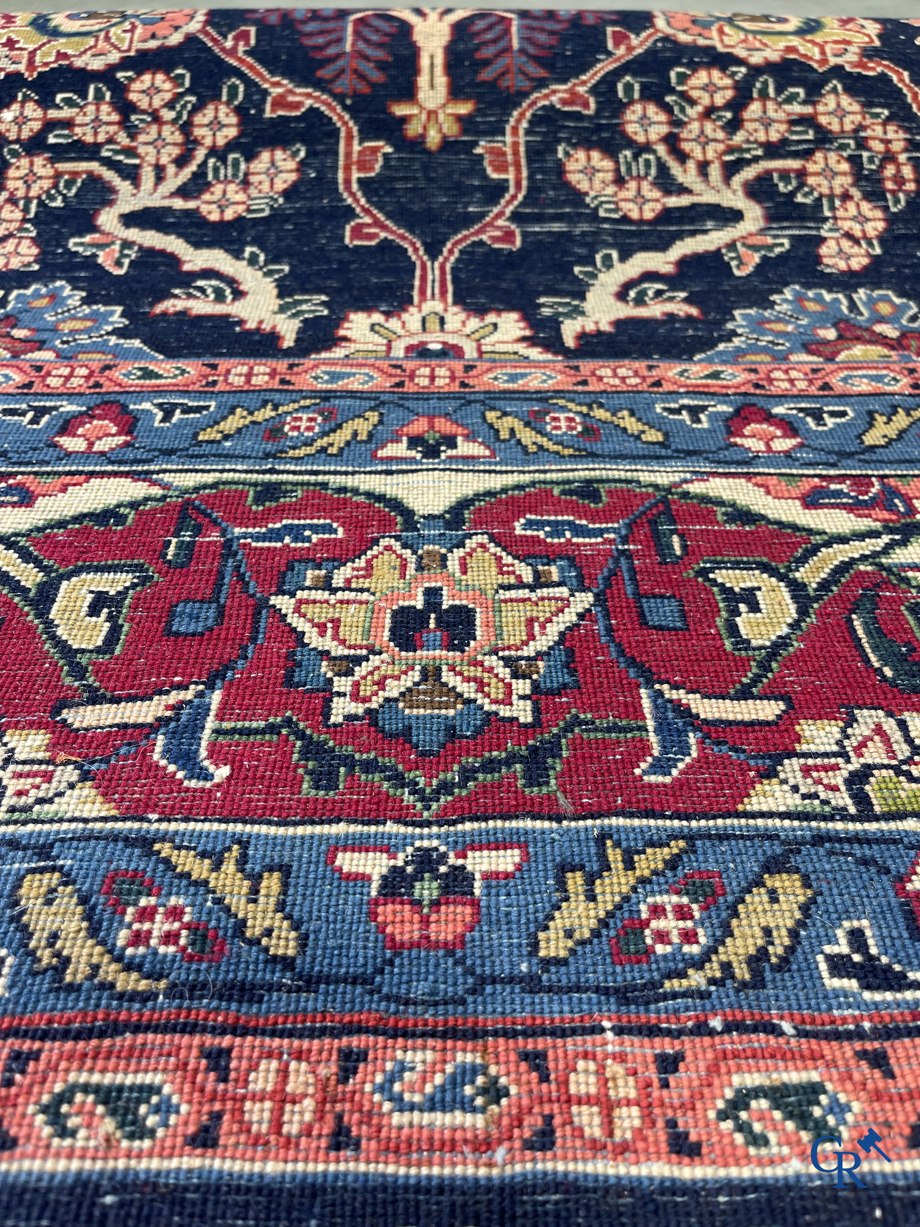 Tapis d'Orient. Iran. Grand tapis persan noué à la main avec un décor floral.