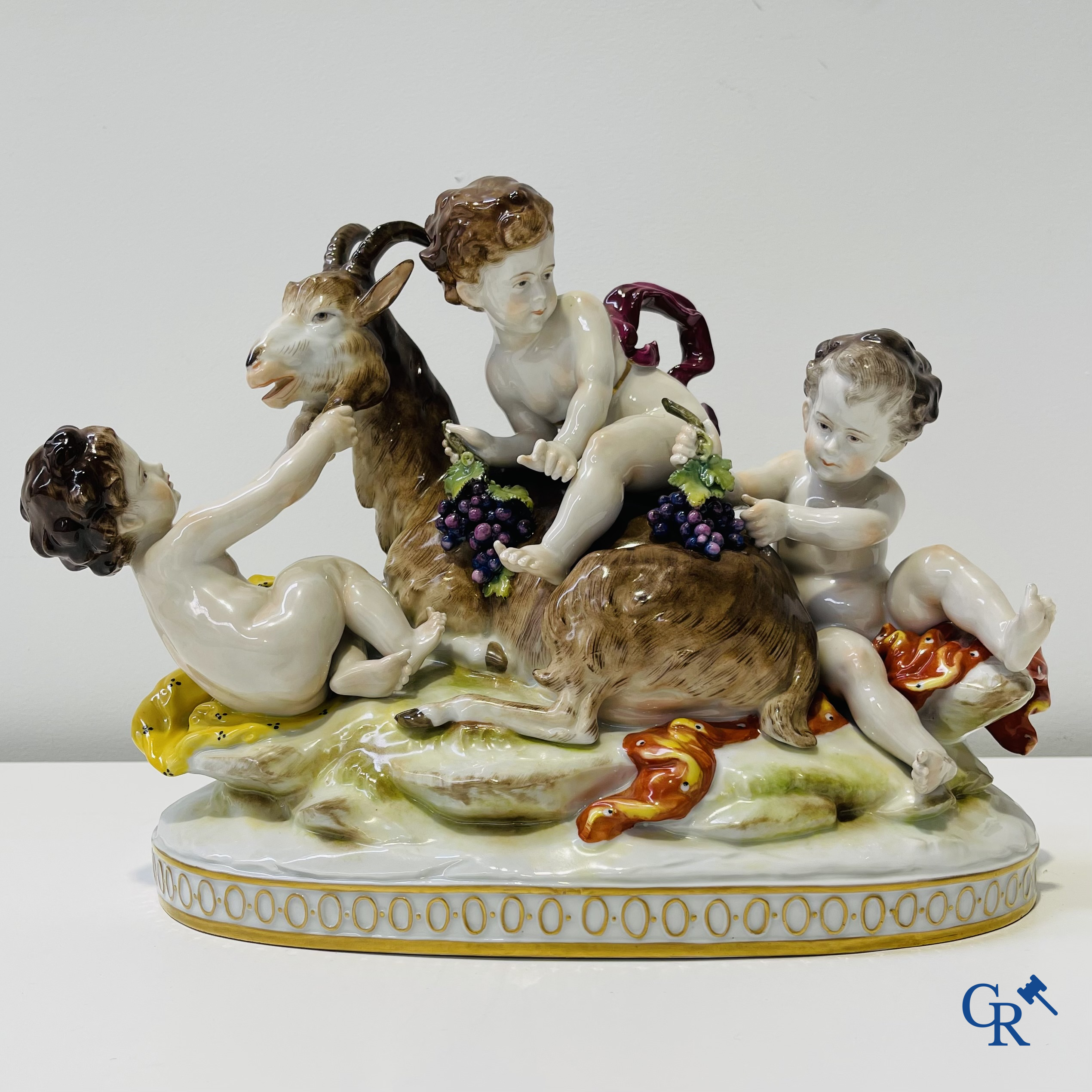 Volkstedt Rudolstadt. Grand groupe en porcelaine. Chèvre avec enfants. Marquée.