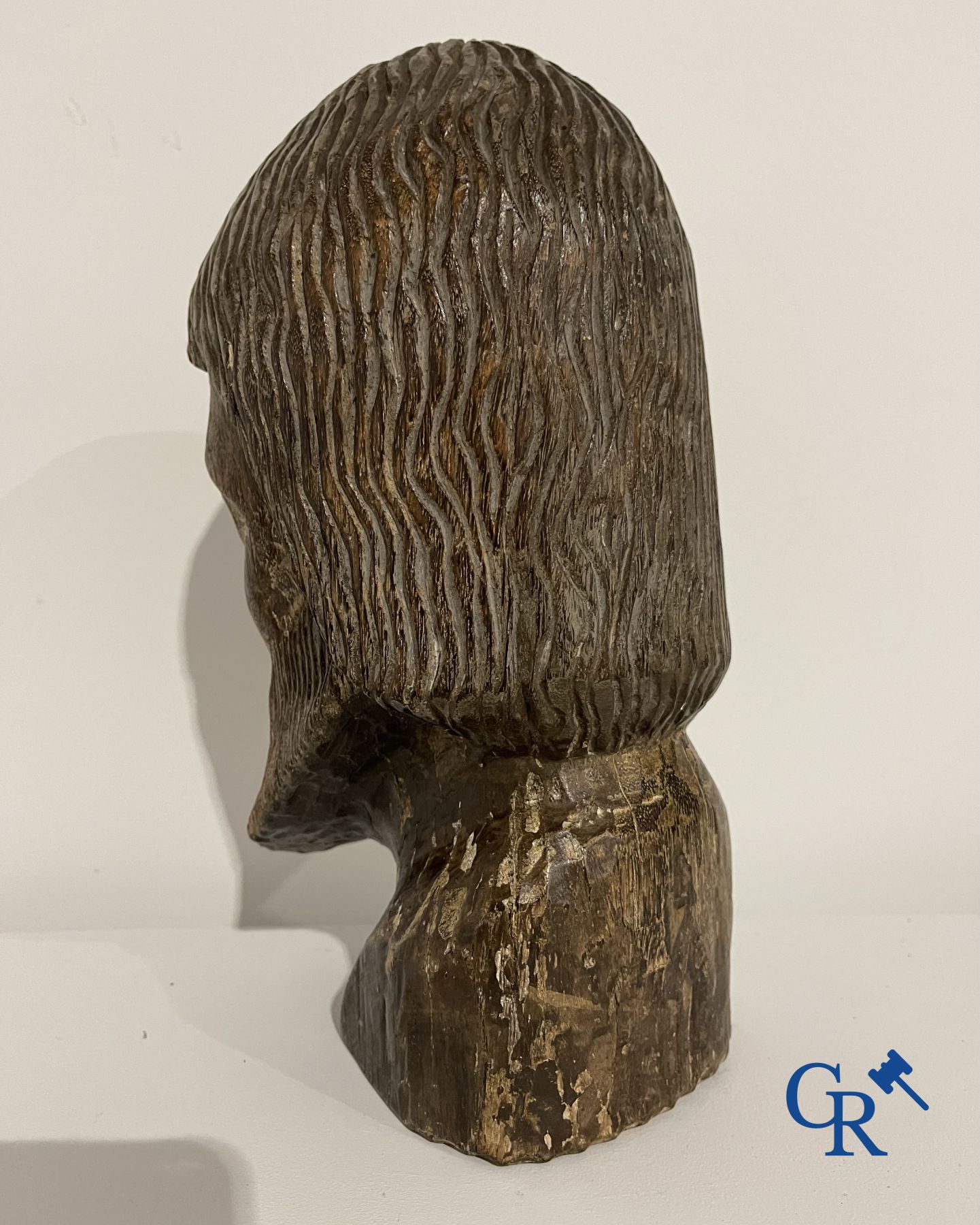 2 peintures religieuses et une tête de saint sculptée en bois.<br />
XIXe siècle.