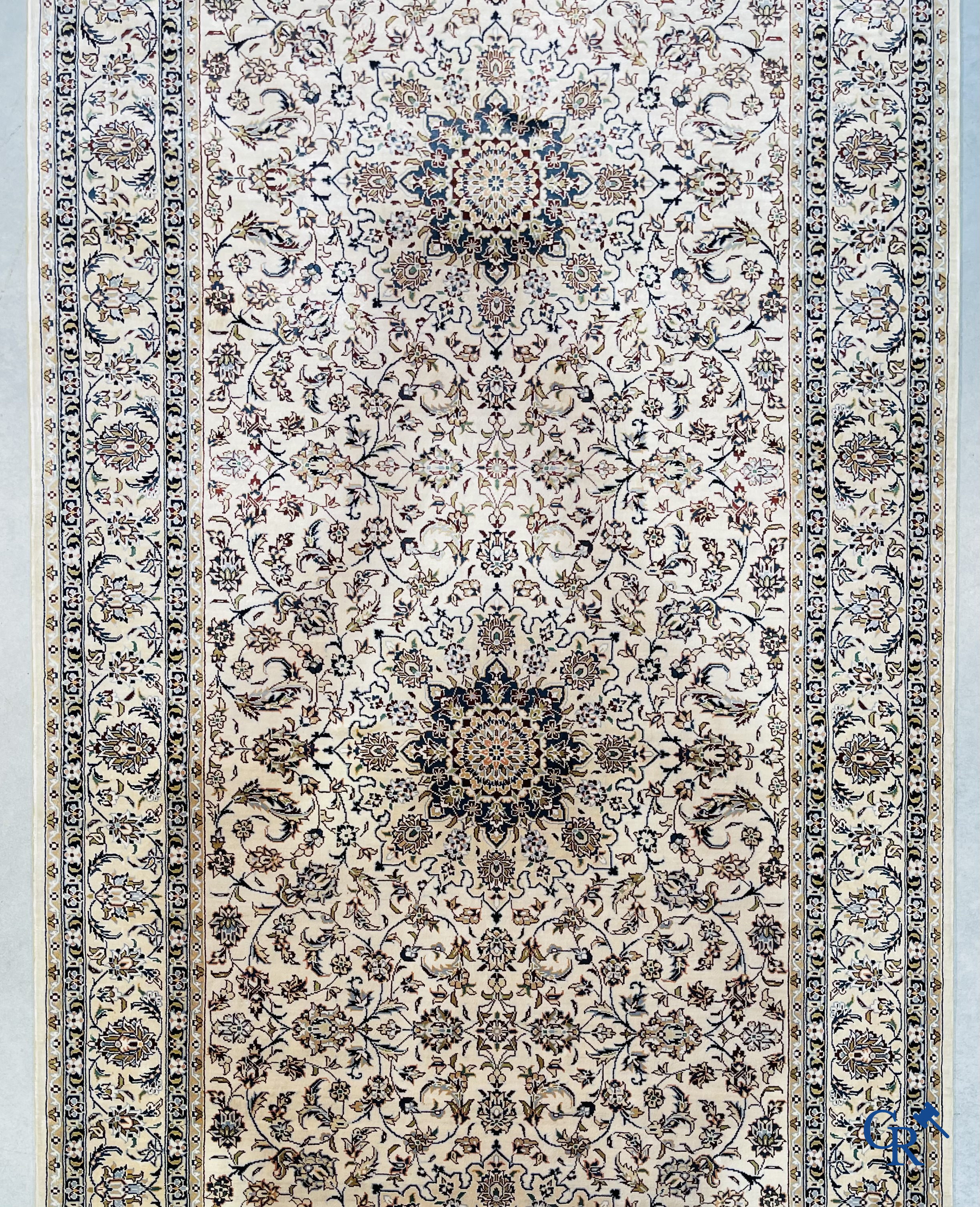 Tapis d'Orient: Nain, un exceptionnel tapis en soie.