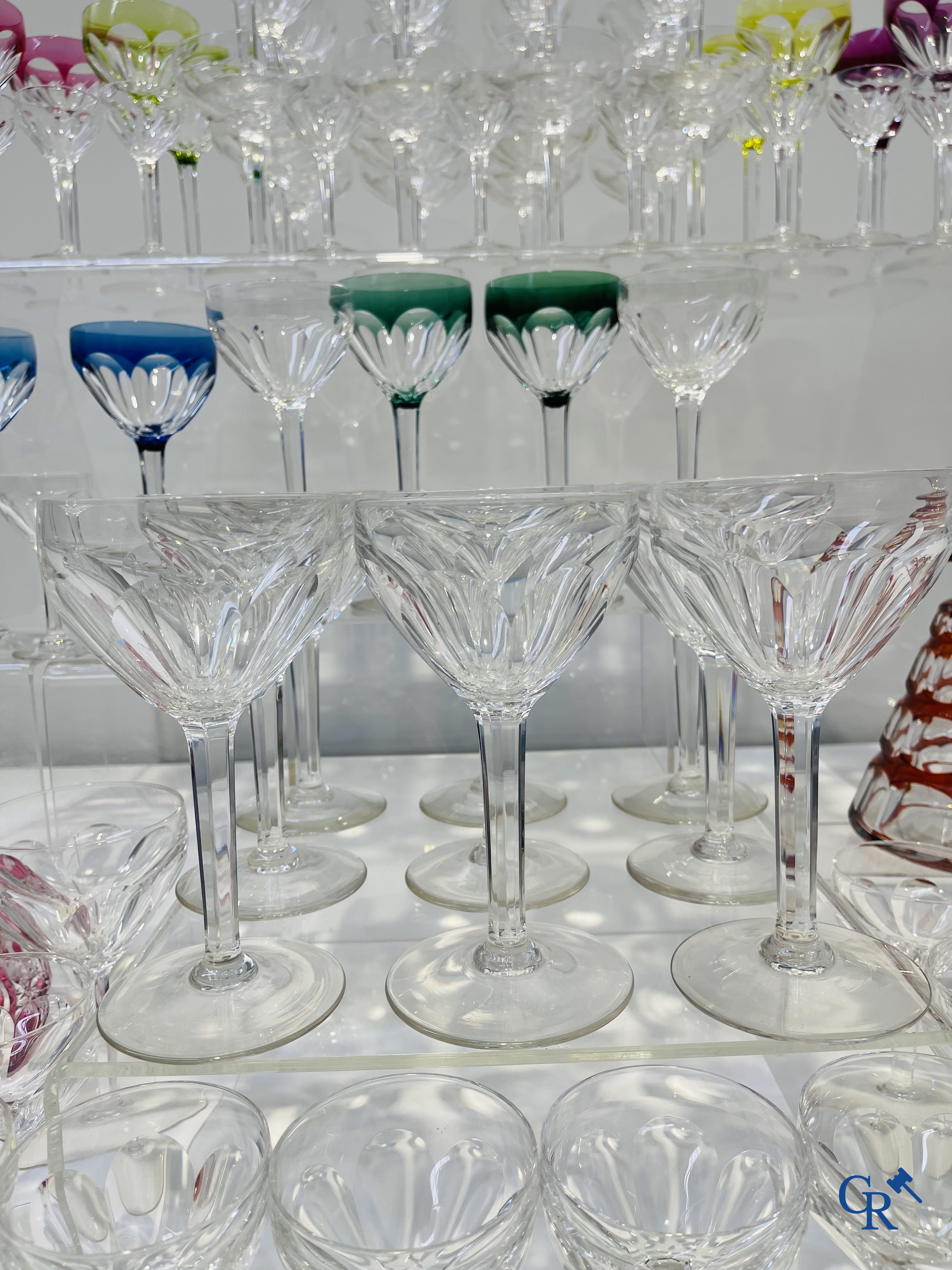 Val Saint Lambert. Grand lot de verres en cristal, 2 carafes et 6 tasses ajoutées.