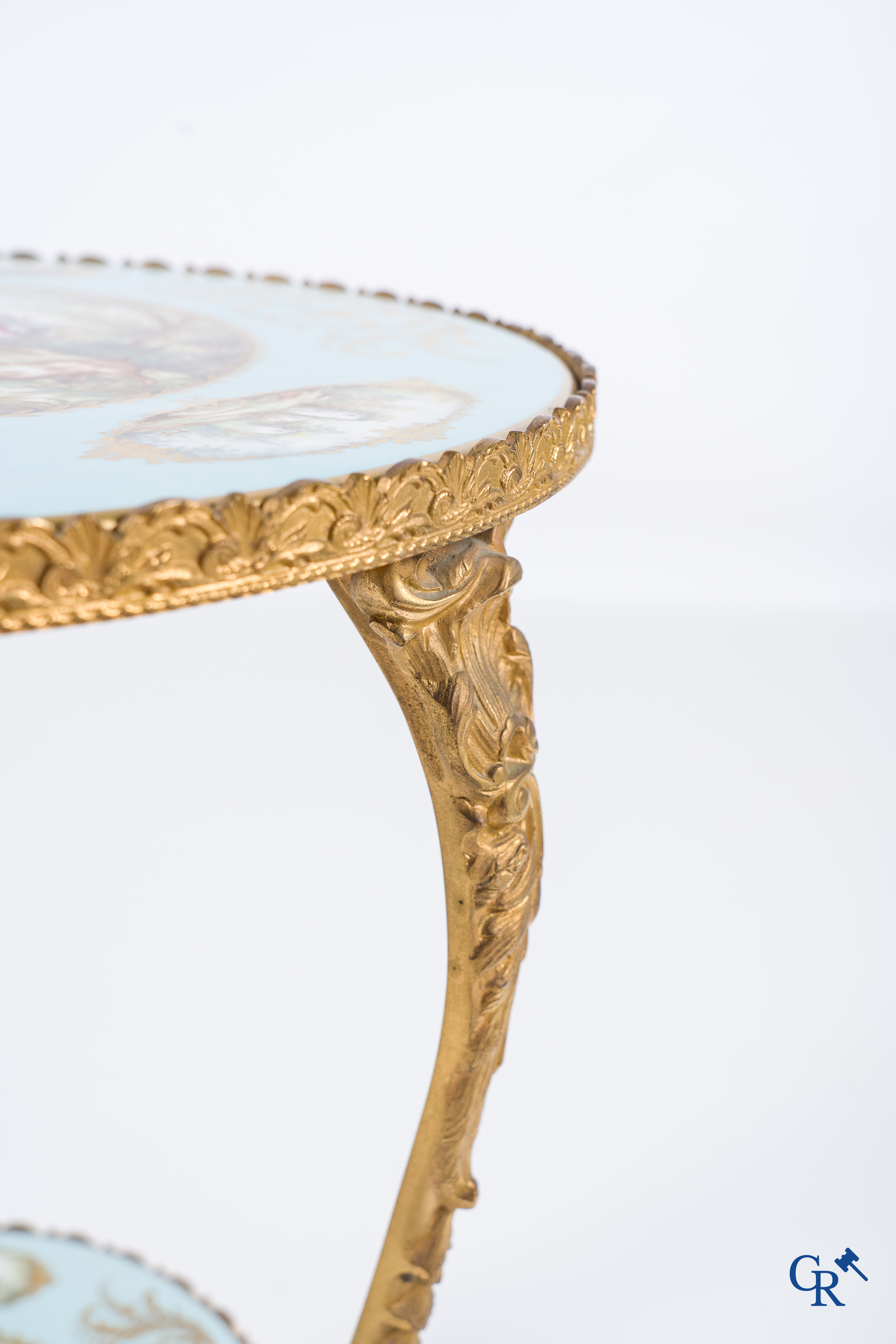 Porcelaine européenne: Limoges dans le goût de Sèvres. Table basse ronde en bronze et porcelaine signée M. Lebret.