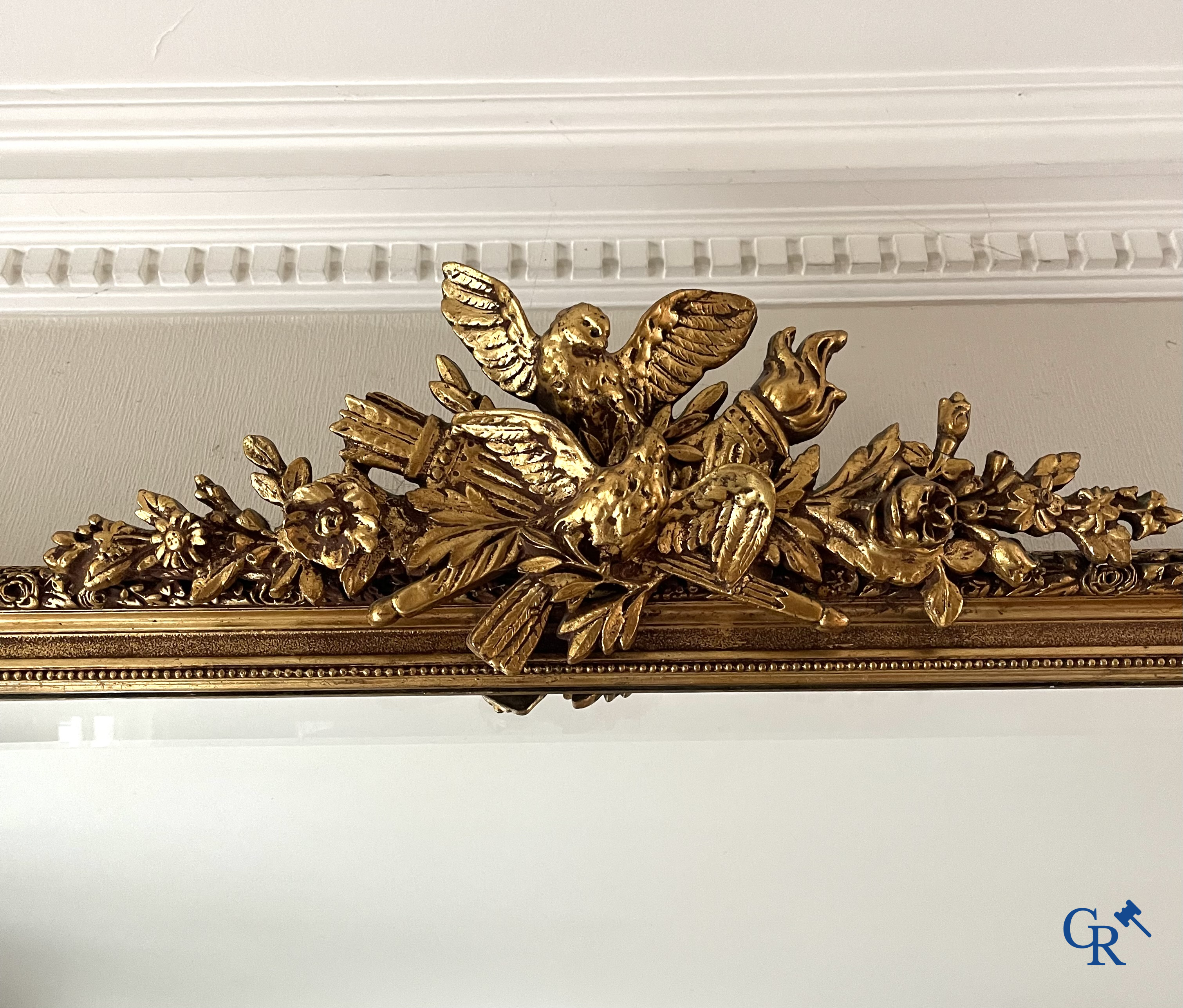 Un grand miroir de cheminée doré, style LXVI. Vers 1920.