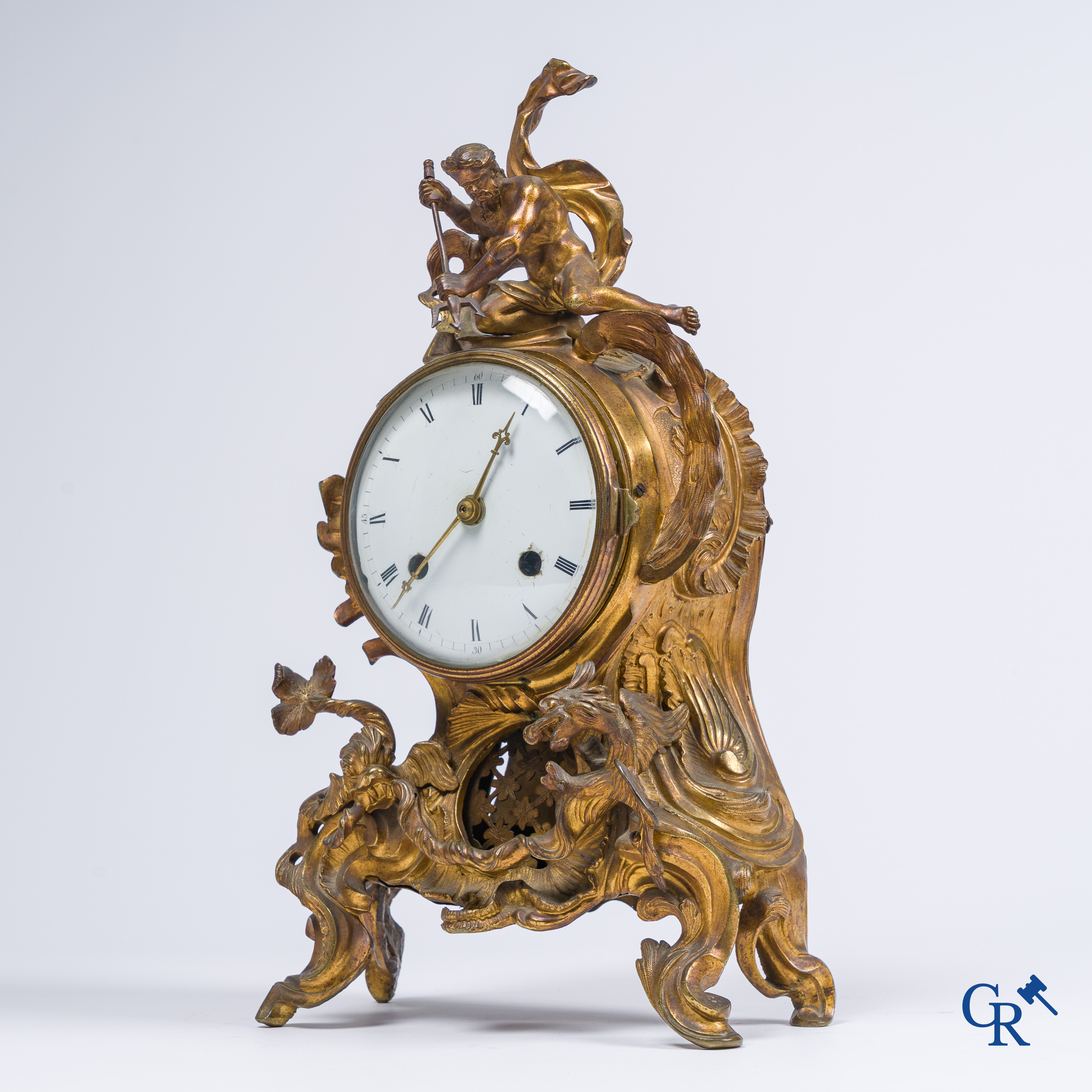 Lodewijk XV-periode. Een bronzen LXV pendule met Neptunus en zeedieren in de stijl van Charles Cressent.