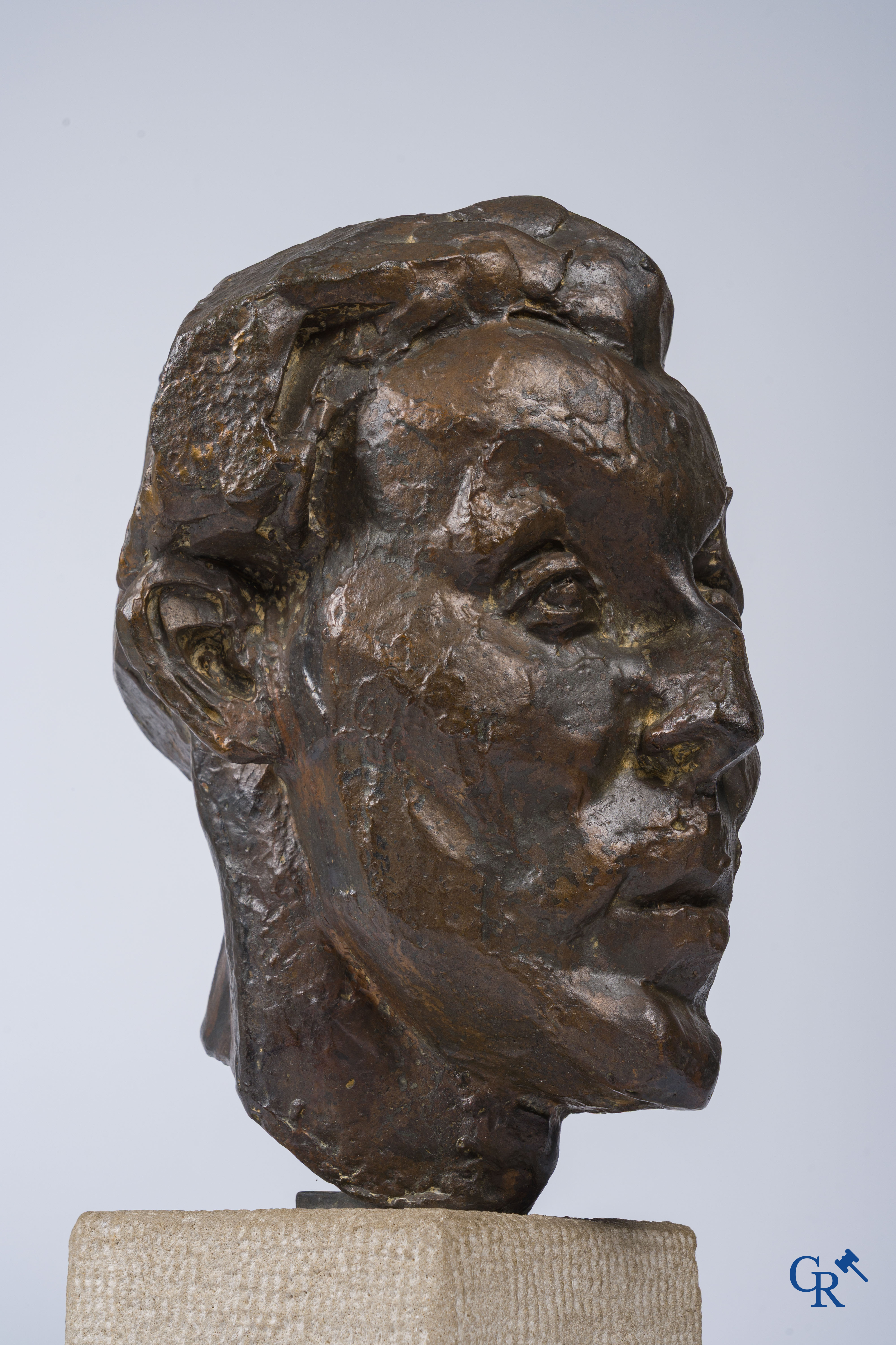 Oscar Jespers (1887-1970)(*) Portret van de schilder Walter Stevens. Brons op kalksteen. 1916.