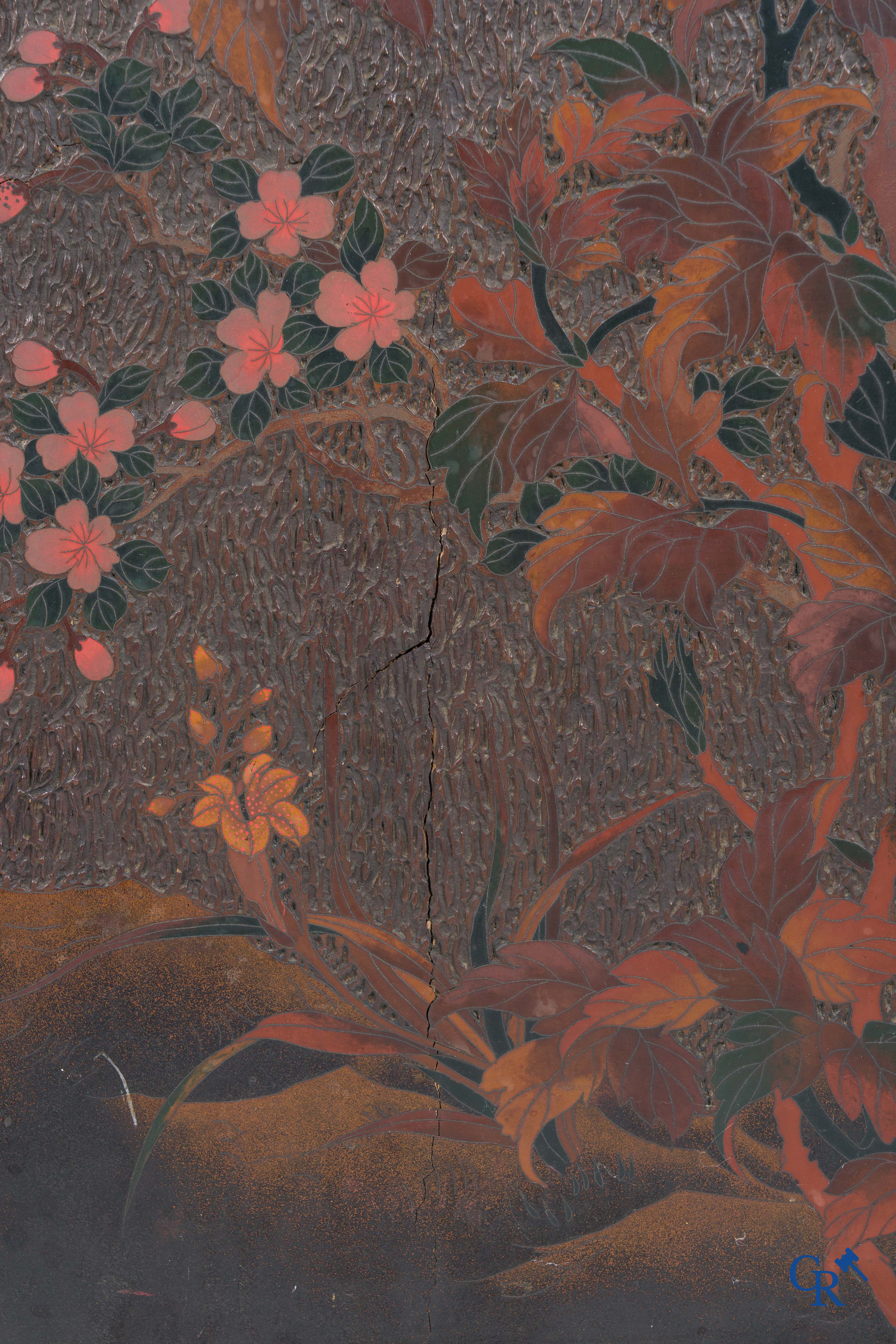 Aziatica, een groot houten paneel met lakwerk en inlegwerk. Bloemen en vlinder decor. 19e eeuw.