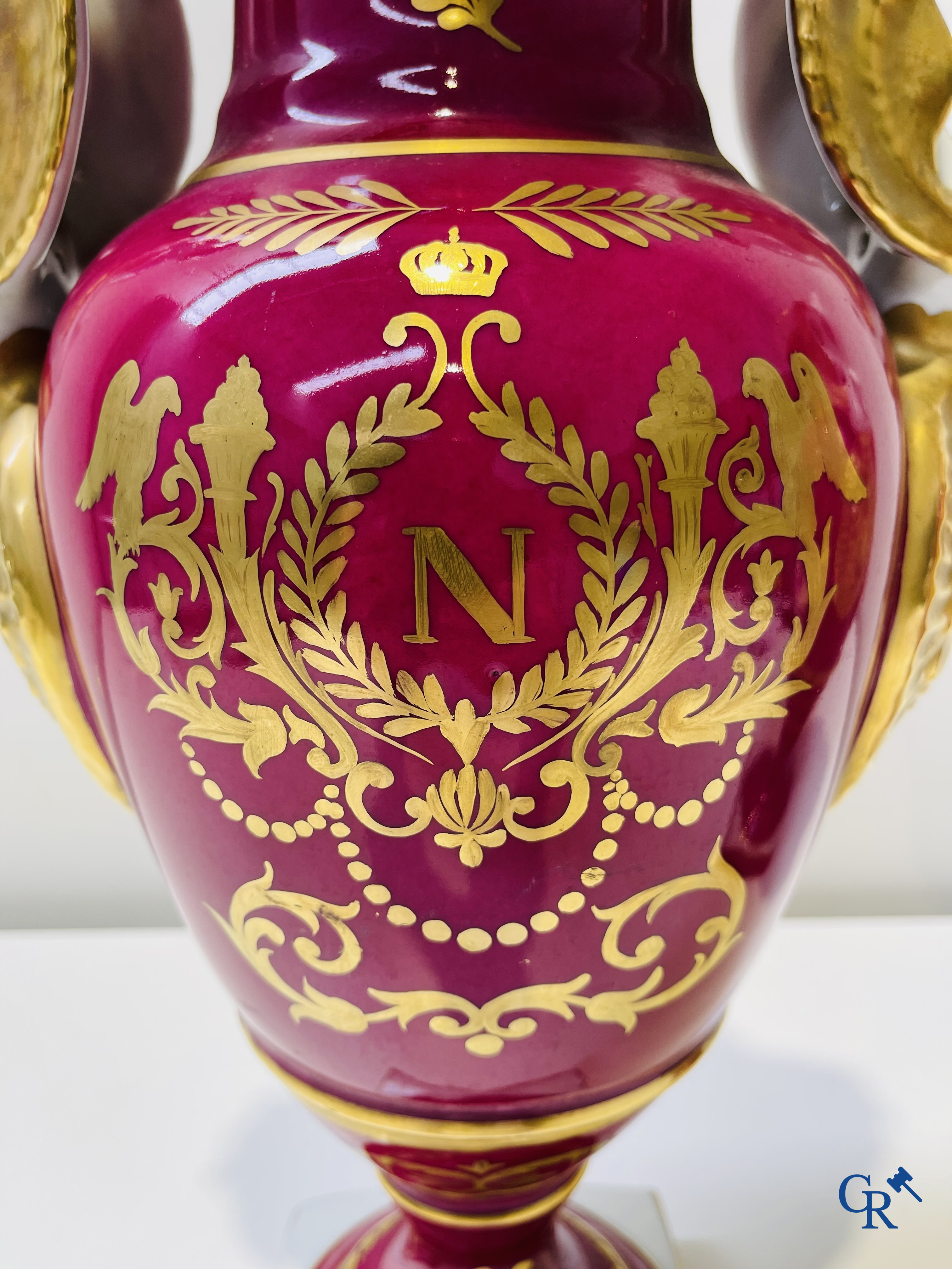 2 grands vases peints à la main en porcelaine de Paris avec des scènes de l'époque napoléonienne. Signé Gillet.