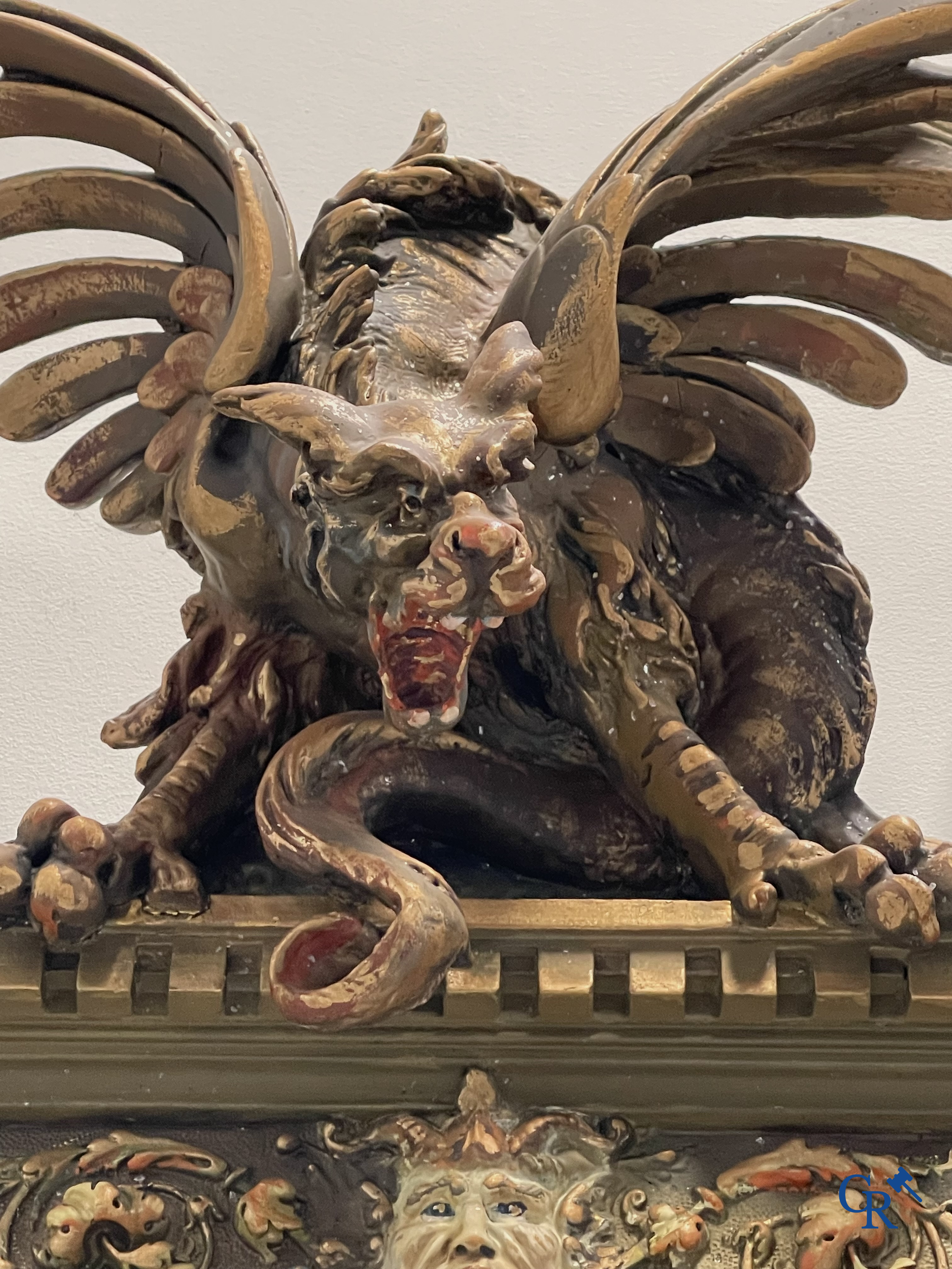 Un grand miroir de cheminée patiné avec un dragon. Vers 1900.