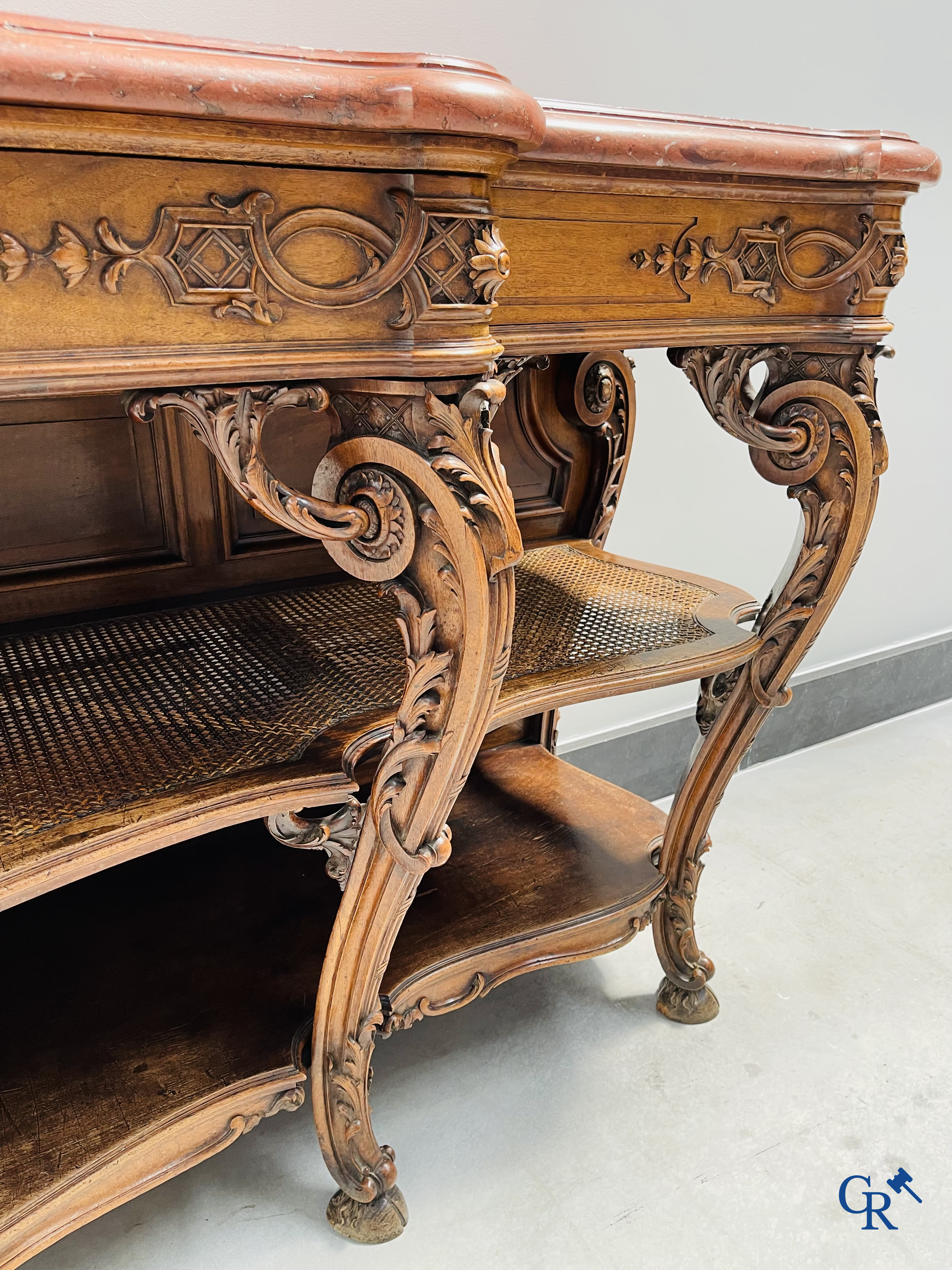 Maison Roll, 42, Rue Faubourg St. Antoine Paris. Een uitzonderlijk desserte meubel in gesculpteerd notelaar. LXVI-Stijl.