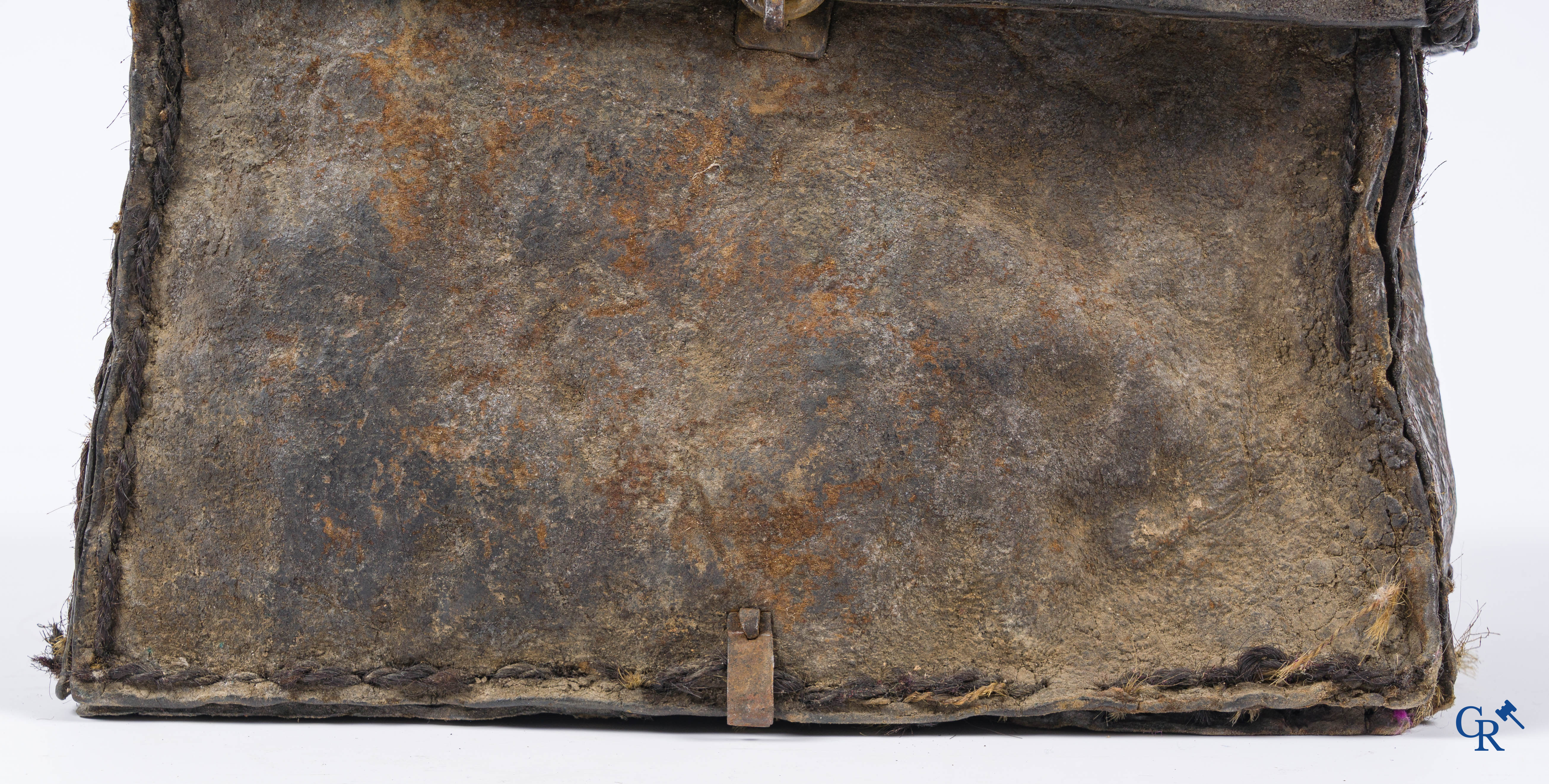 Antiek lederen geld of documenten koffer met origineel smeedijzer slotwerk.