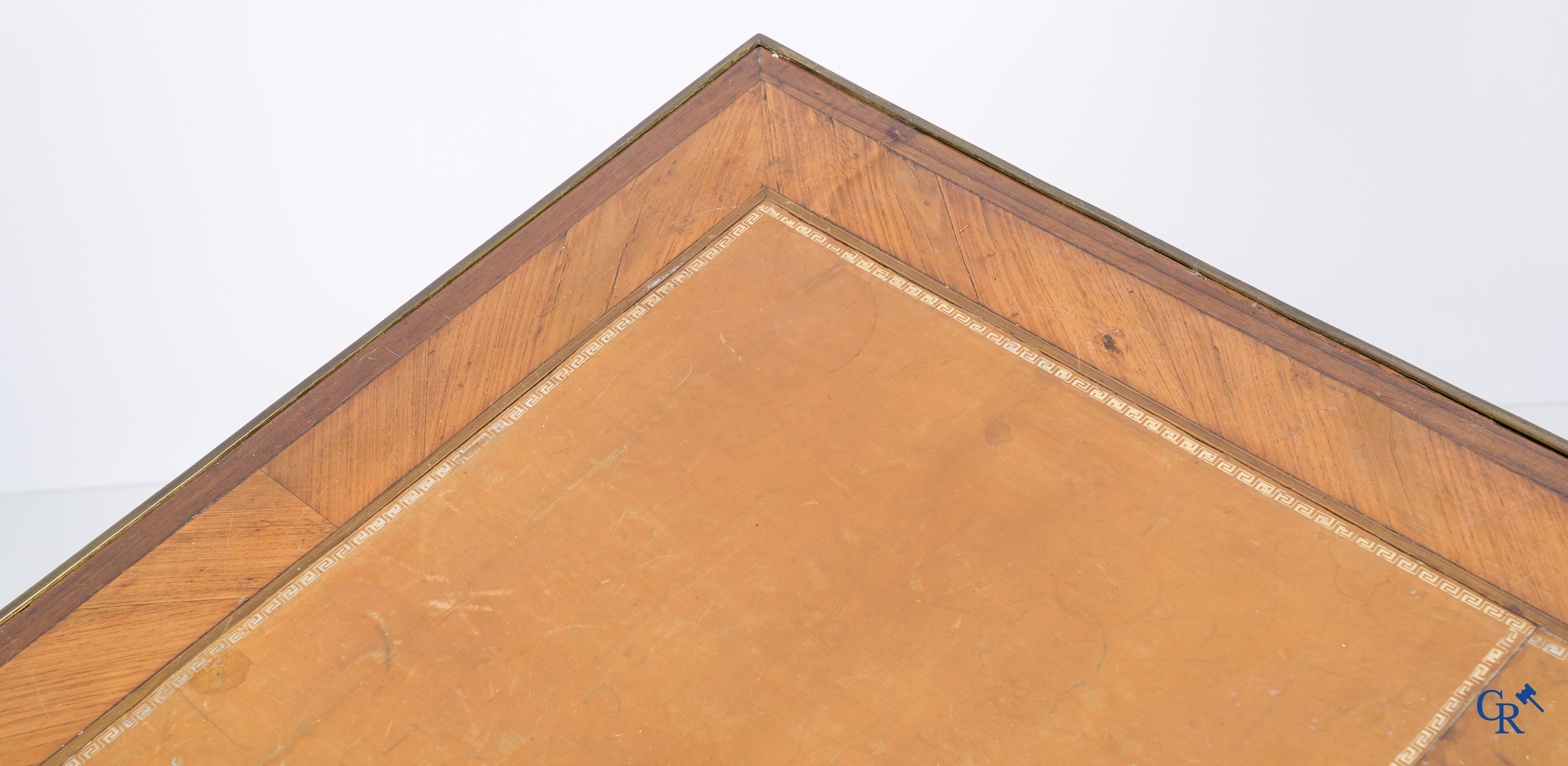 Lodewijk XVI-periode. Platte bureau met 4 laden in rozenhout fineer en marquetterie. Eind 18e eeuw.