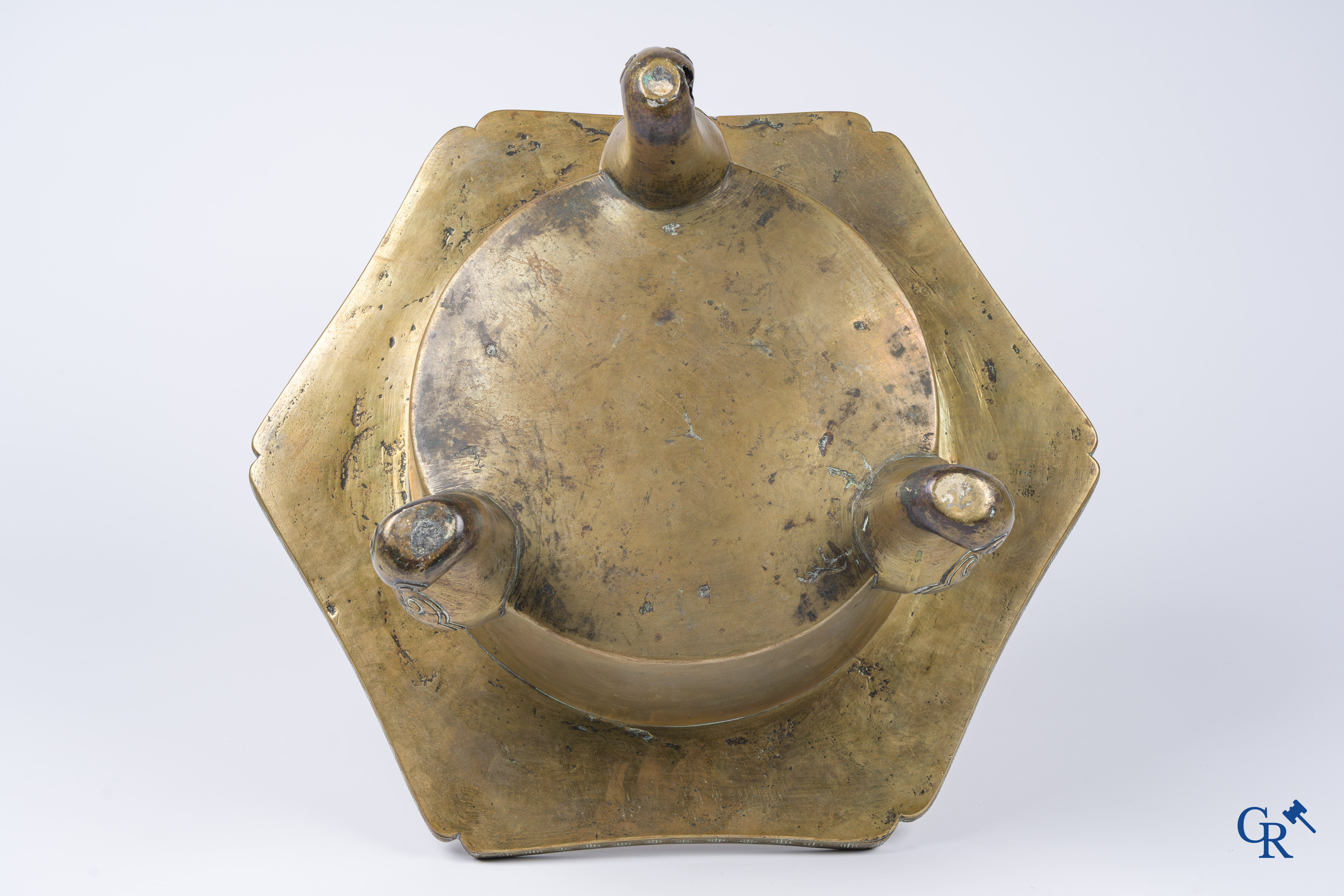 Aziatica. Een grote 3-potige en gedecoreerde bronzen wierookbrander. China 18e-19e eeuw.