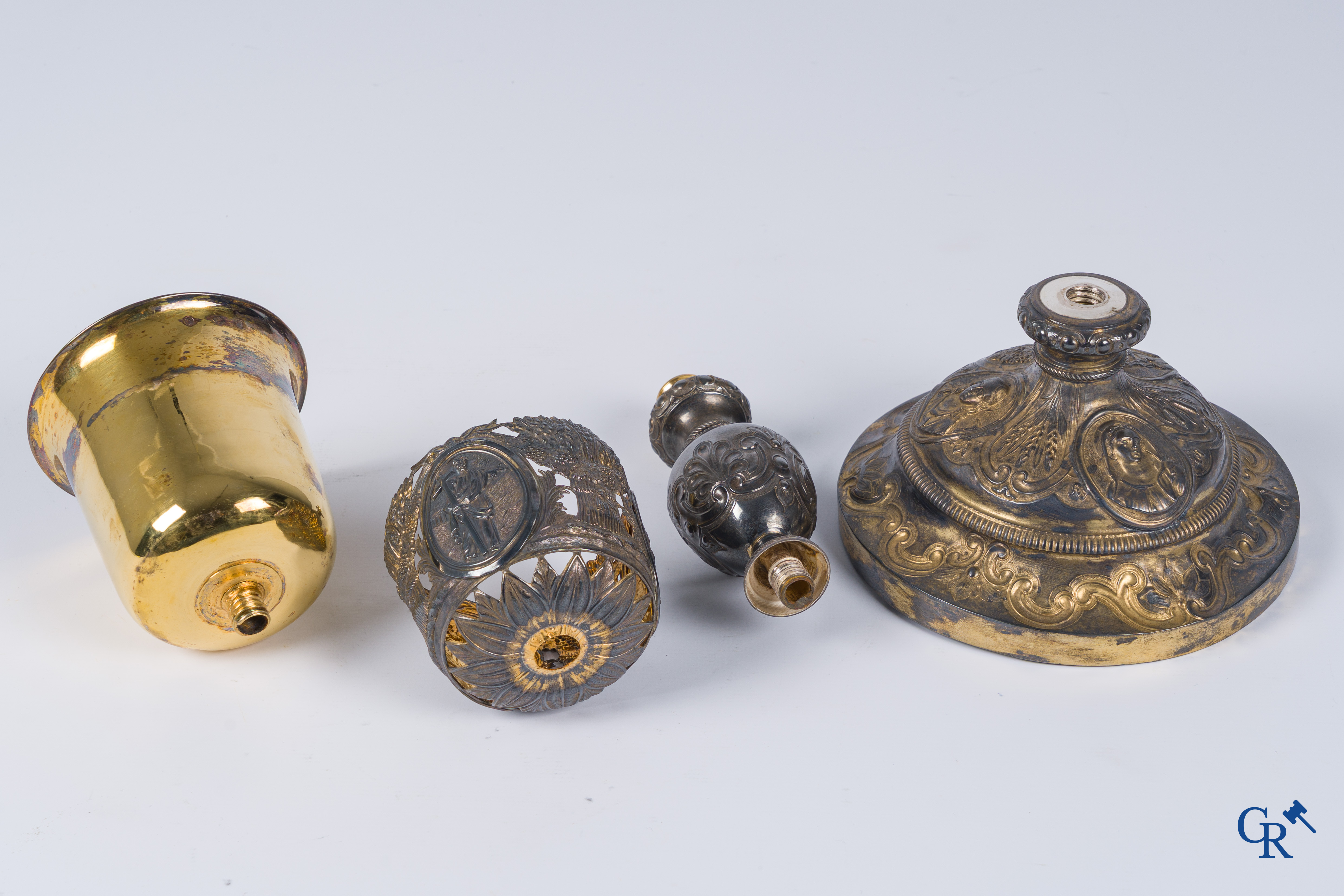 Martin & Dejean, orfèvres. Een reliëf gedecoreerde kelk in zilver en vermeil. Parijs, 1ste helft 19e eeuw.