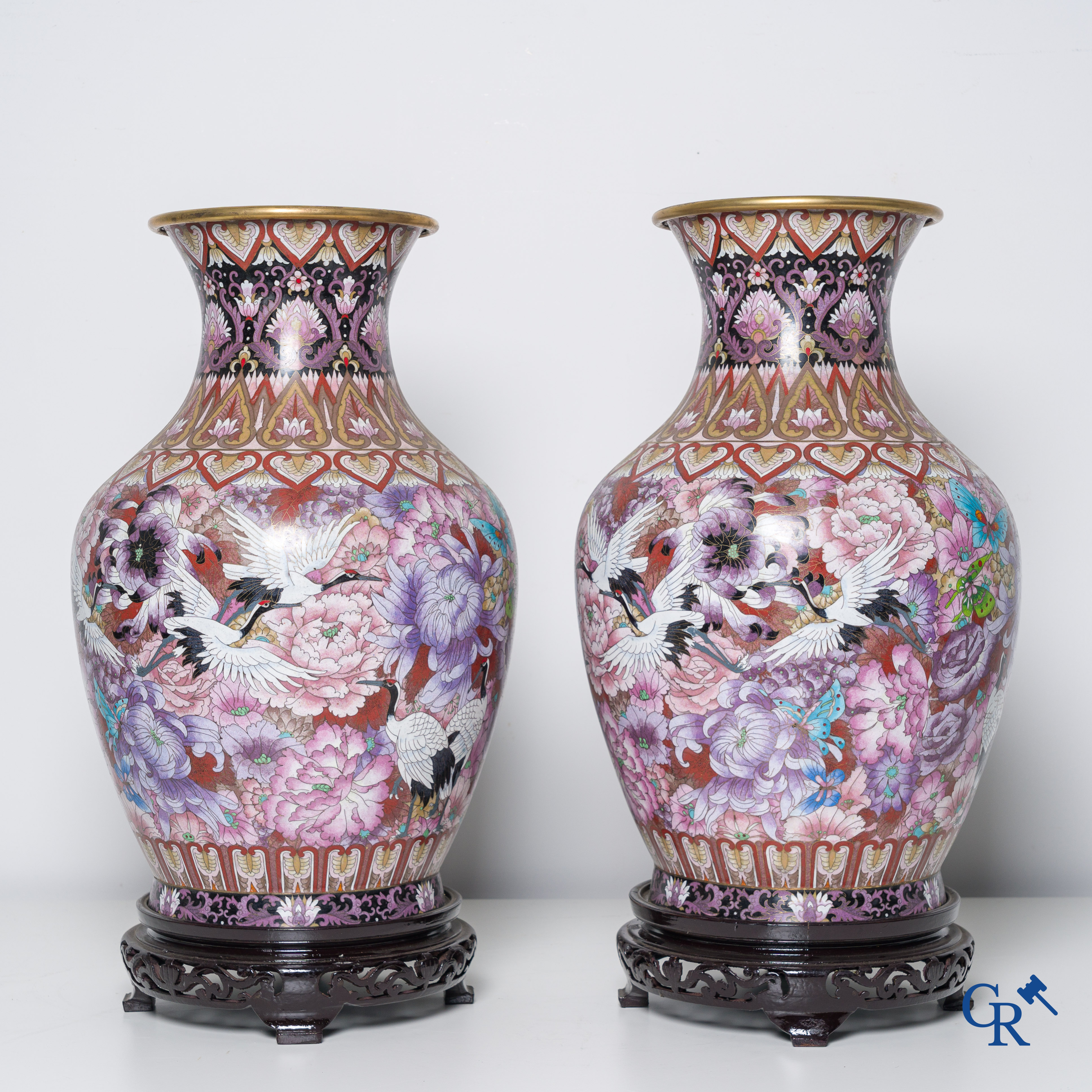 Art Asiatique, une paire de vases en cloisonné avec des fleurs, des papillons et des grues. XXème siècle.