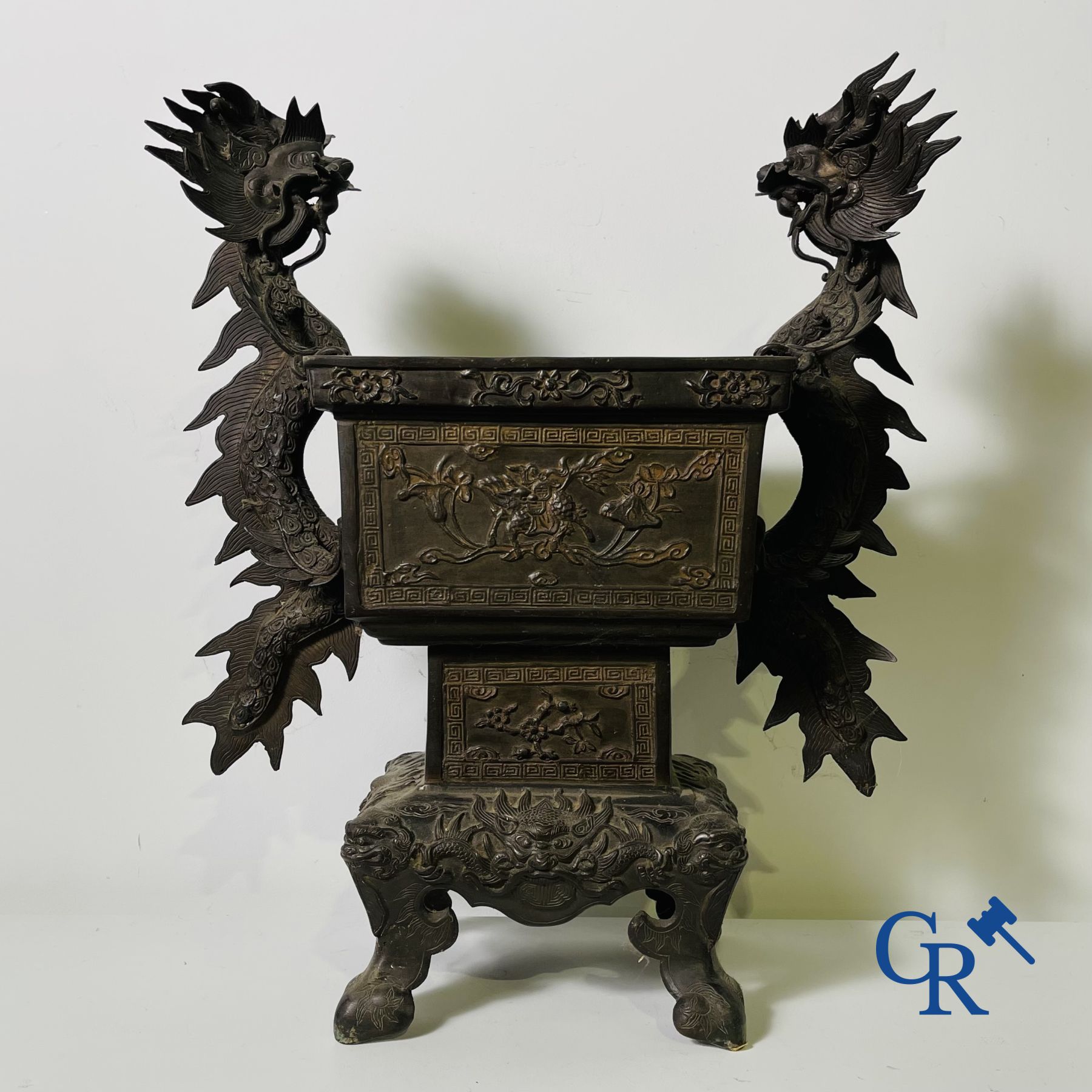 Aziatica: Een grote Chinese bronzen jardiniere.