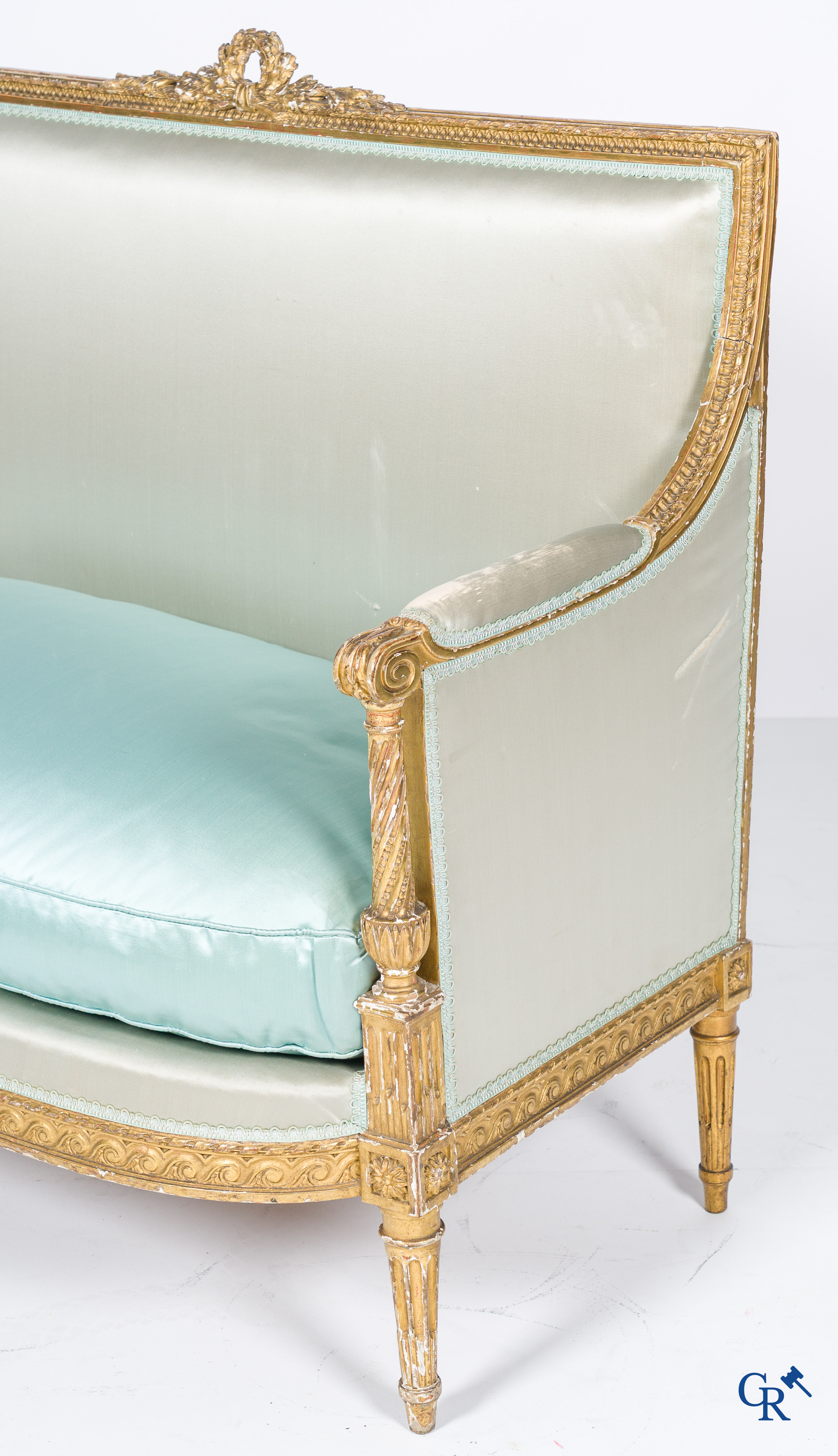 Lodewijk XVI-periode. Marquise in fijn gesculpteerd en verguld hout. Eind 18e eeuw.