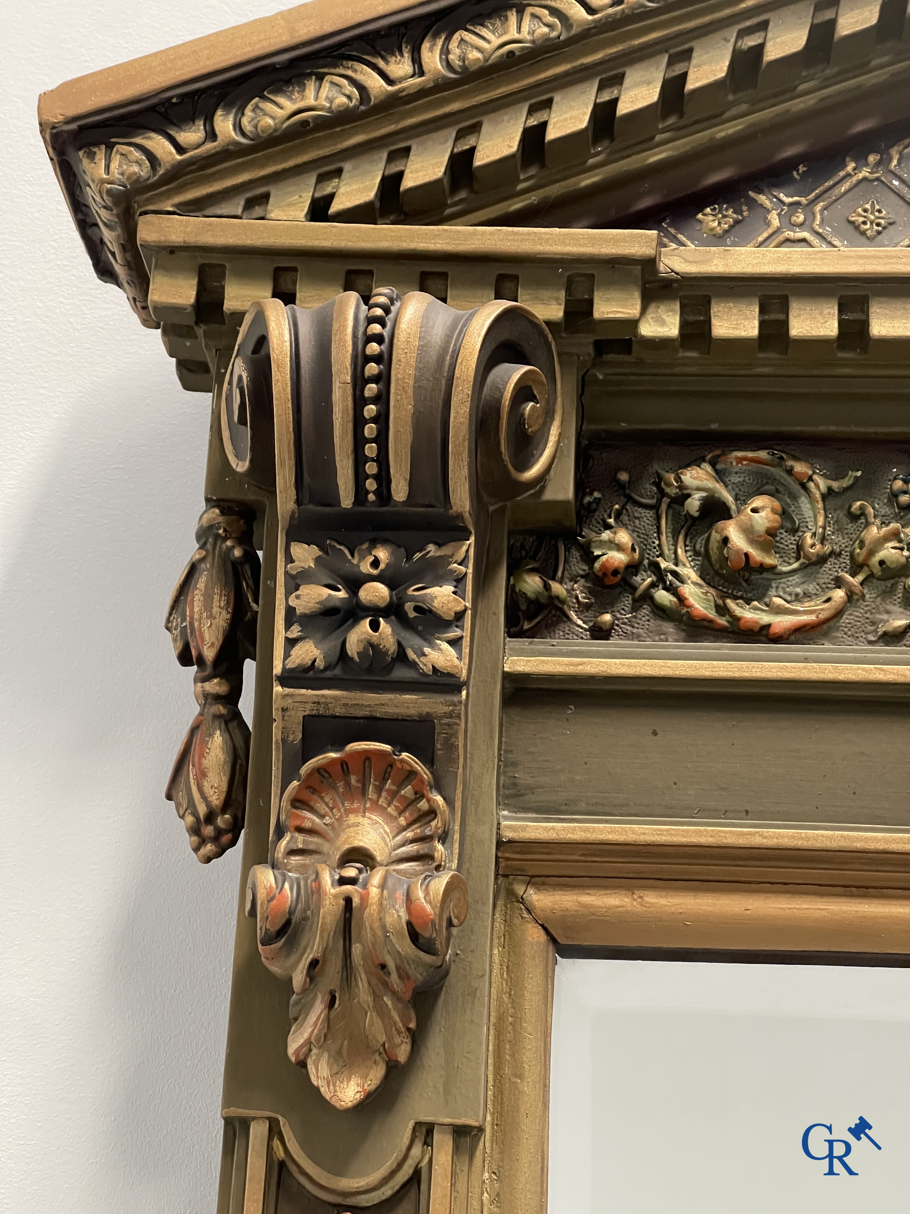 Un grand miroir de cheminée patiné avec un dragon. Vers 1900.