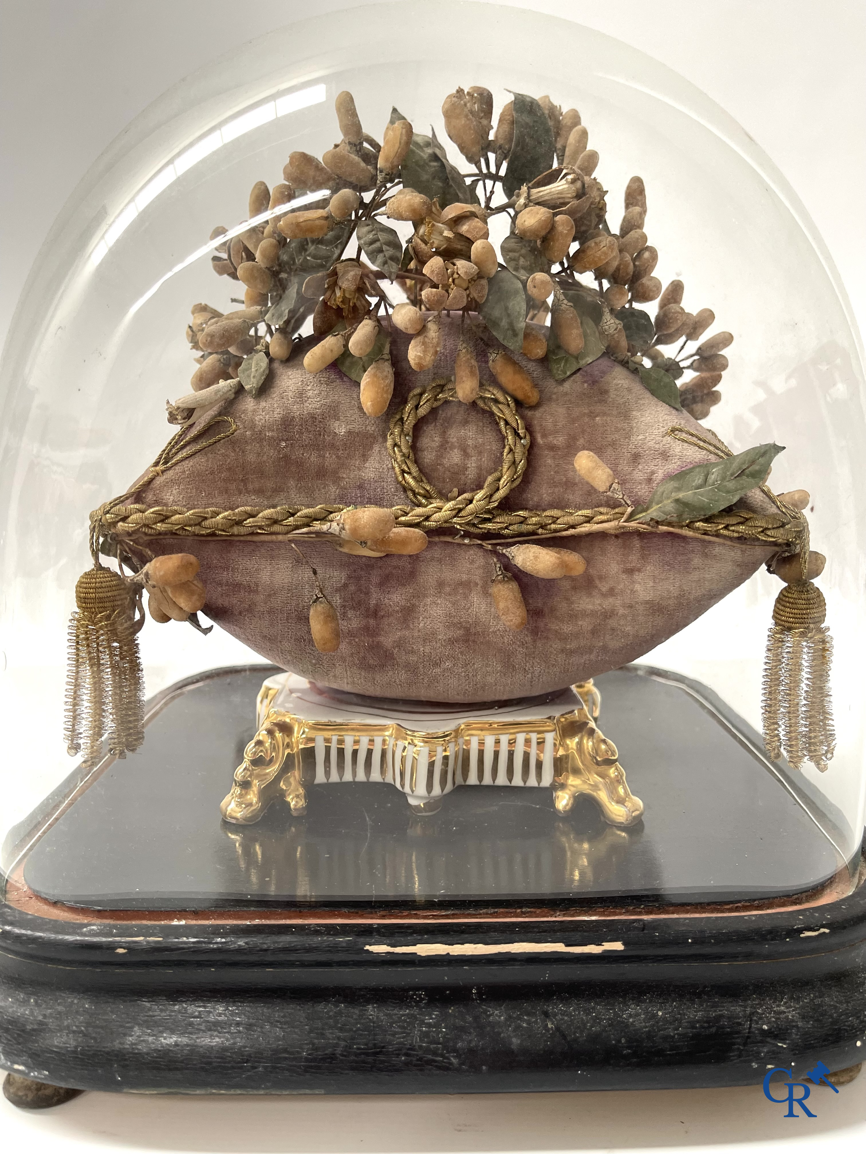 2 globes en verre avec un bouquet de mariée sur un coussin avec un pied en métal doré et un pied en porcelaine de Paris.