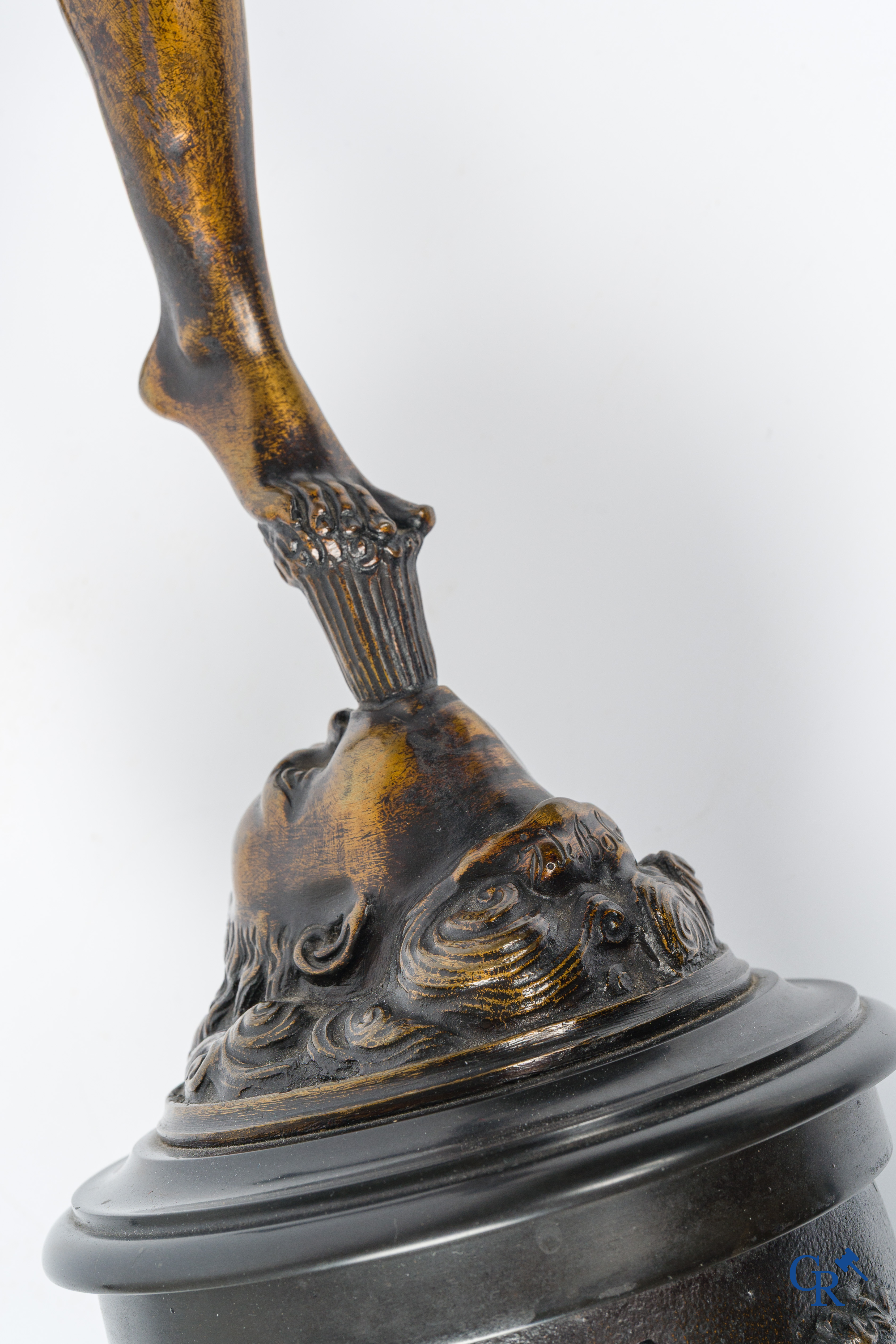 Paire d'importantes statues à l'antique en bronze d'après un modèle de Jean De Bologne.