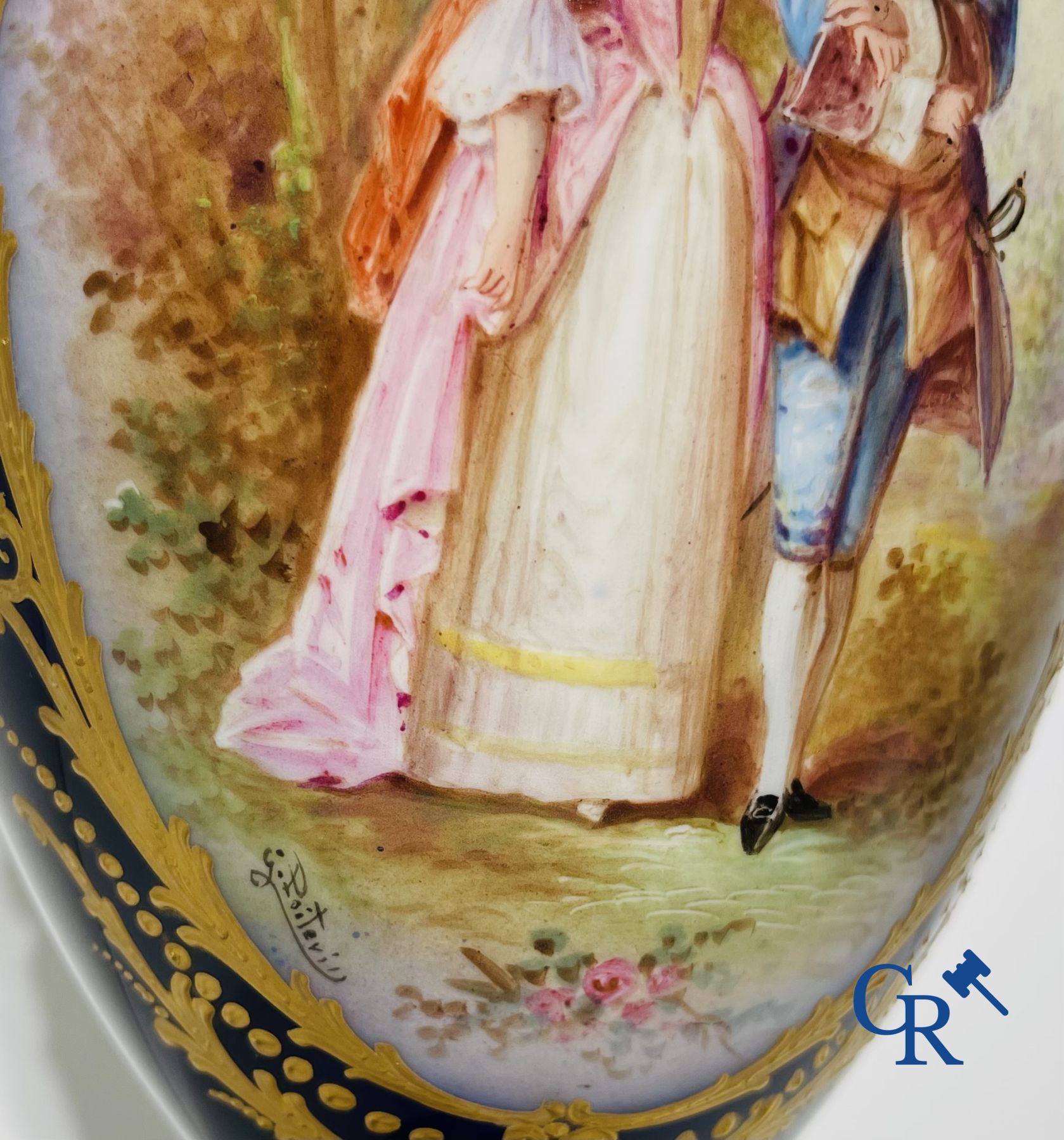 Porcelaine: Sèvres: Paire de vases, en porcelaine de Sèvres montés en bronze.