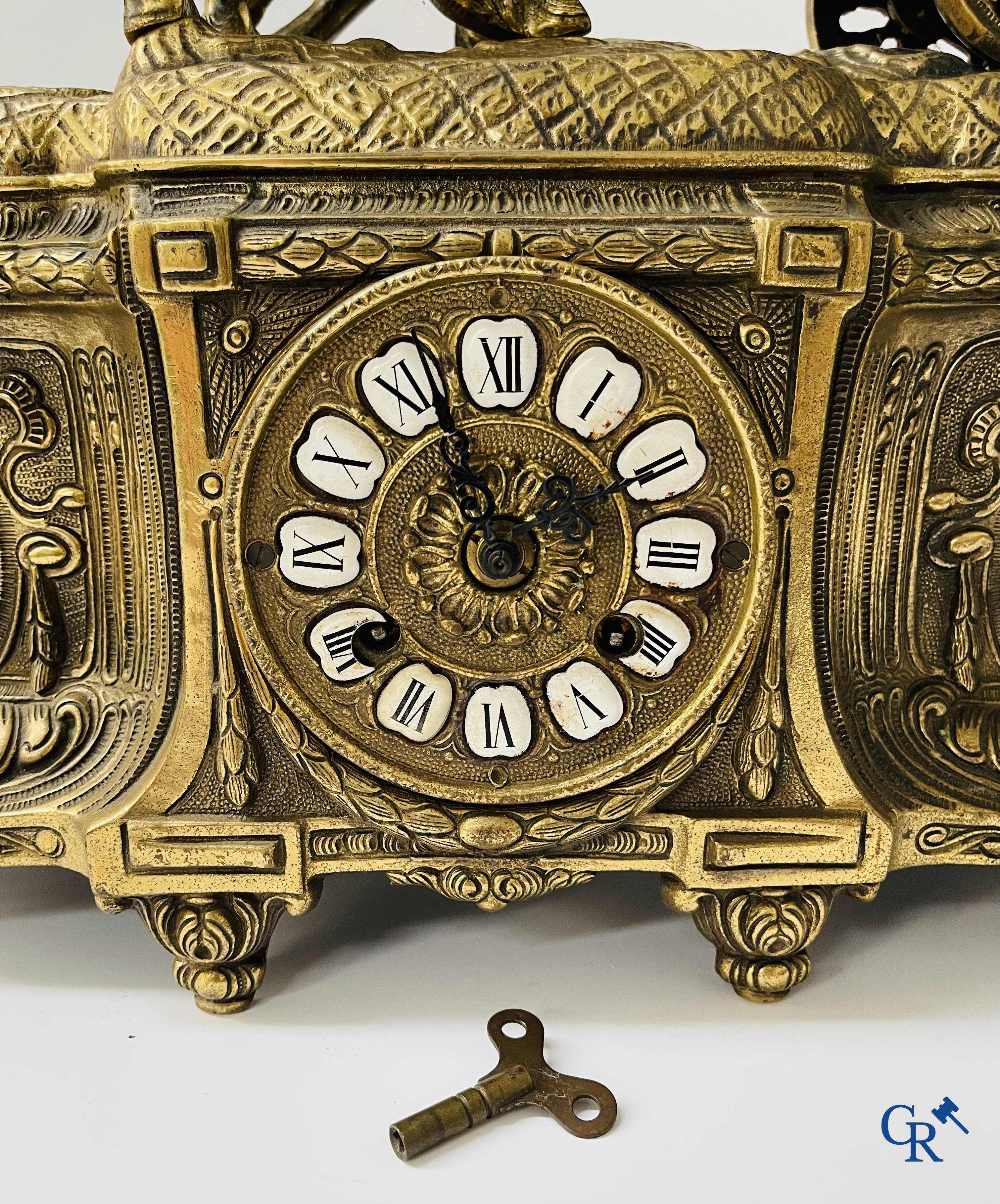 Grande garniture de cheminée en bronze. "Chariot". 20ème siècle.