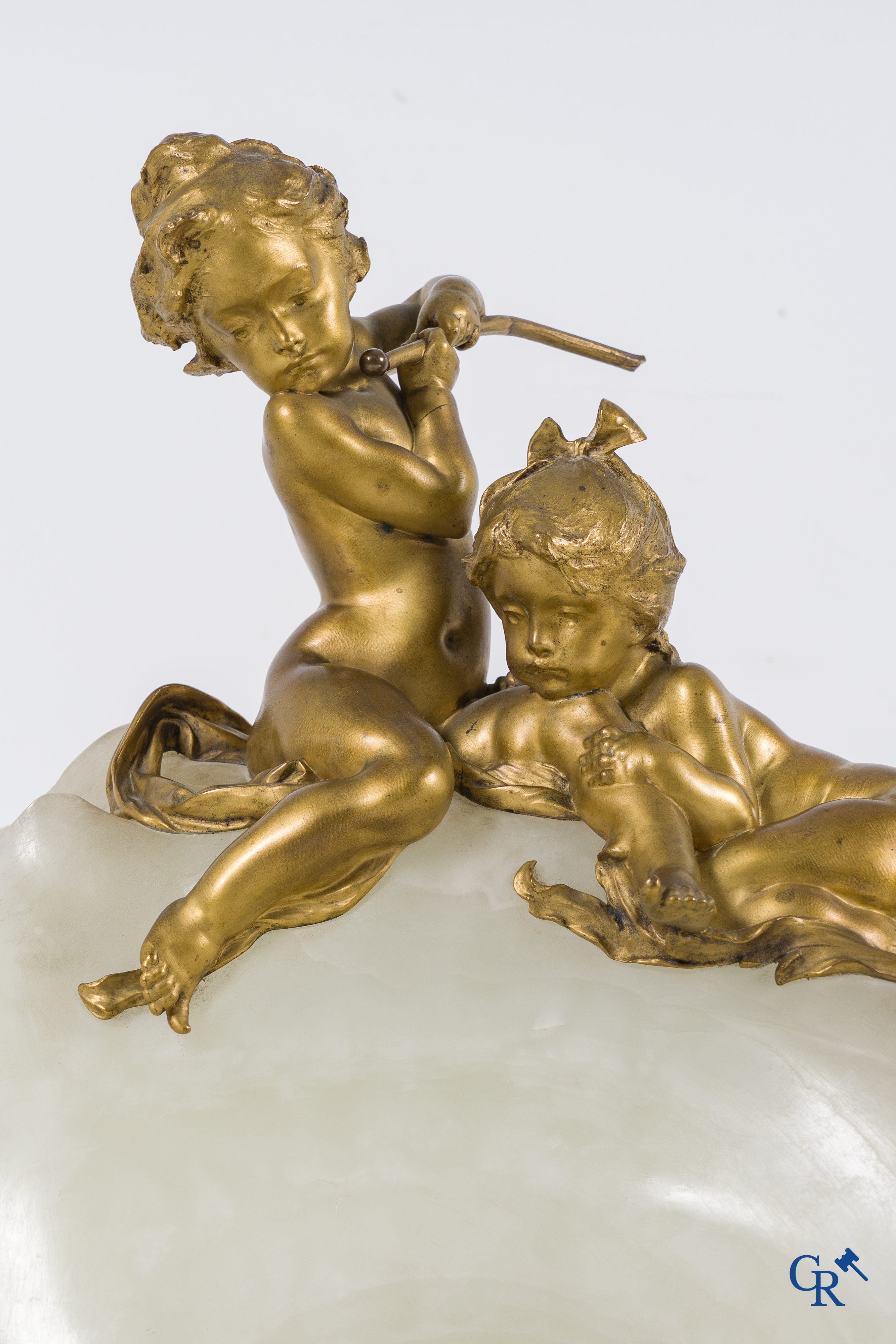 Henri Pernot (1859 - 1937) Spelende putti op een grote open zeeschelp. Witte onyx en vergulde brons. Circa 1900.