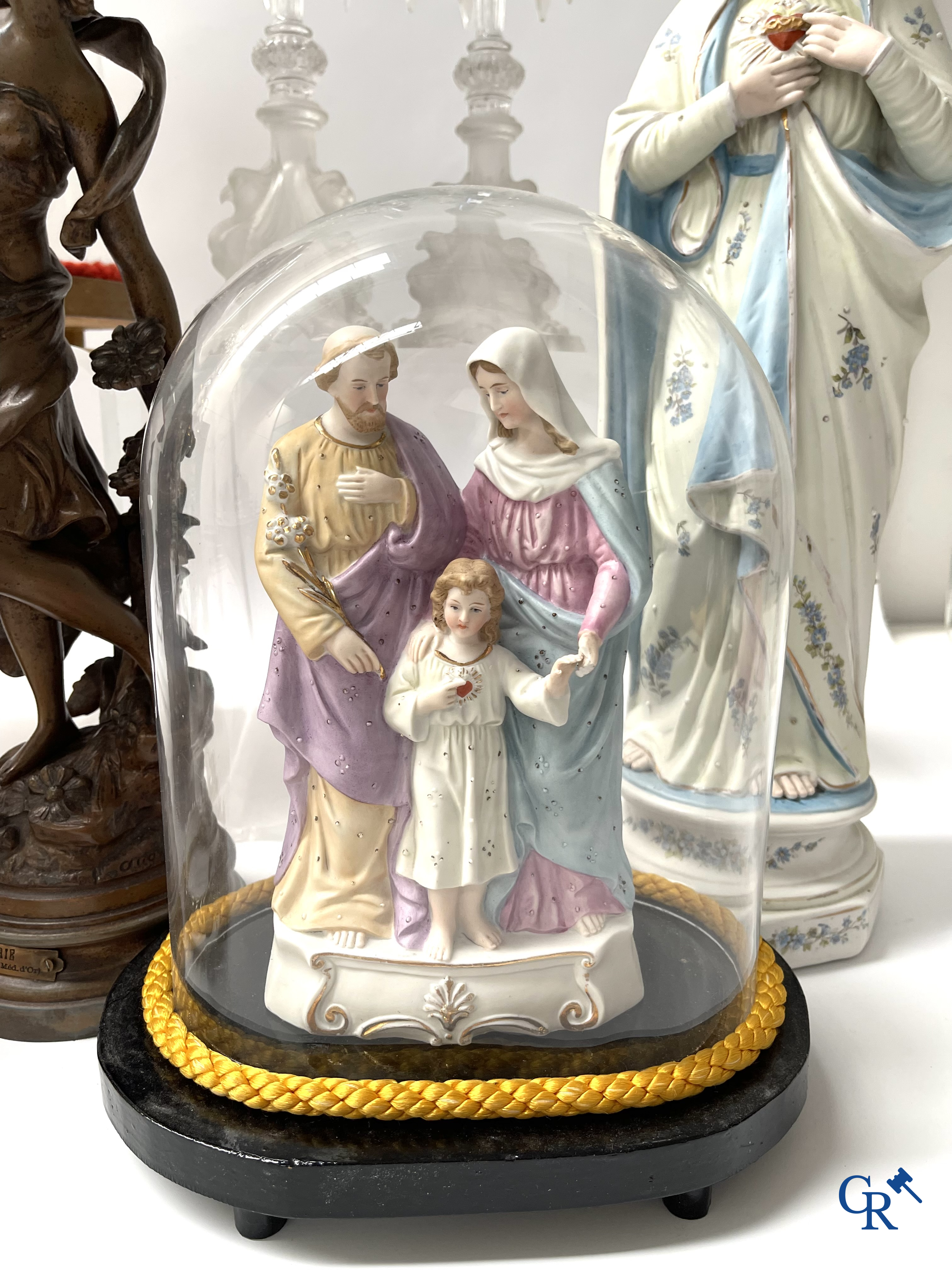 Un grand lot de brocante, y compris Royal Dux, statues en biscuit, porcelaine, globes, statues en régule, lampe de table, lustre, etc.