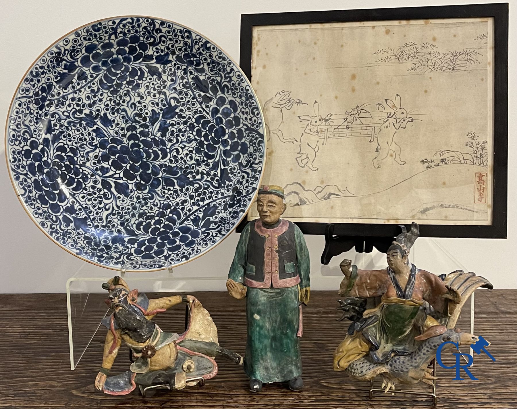 Art Asiatique: Lot avec divers objets en poterie et porcelaine et un dessin à l'encre.